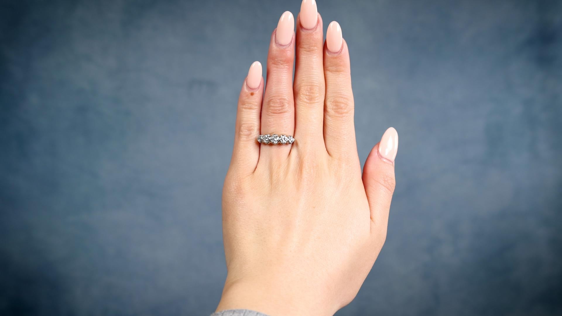 Ein Art Deco Diamant Platin Fünf Stein Ring. Mit einem alten europäischen Diamanten und vier Diamanten im Übergangsschliff mit einem Gesamtgewicht von ca. 0,55 Karat, eingestuft in Farbe H-I, Reinheit VS. Gefertigt aus Platin. Um 1930. Der Ring ist