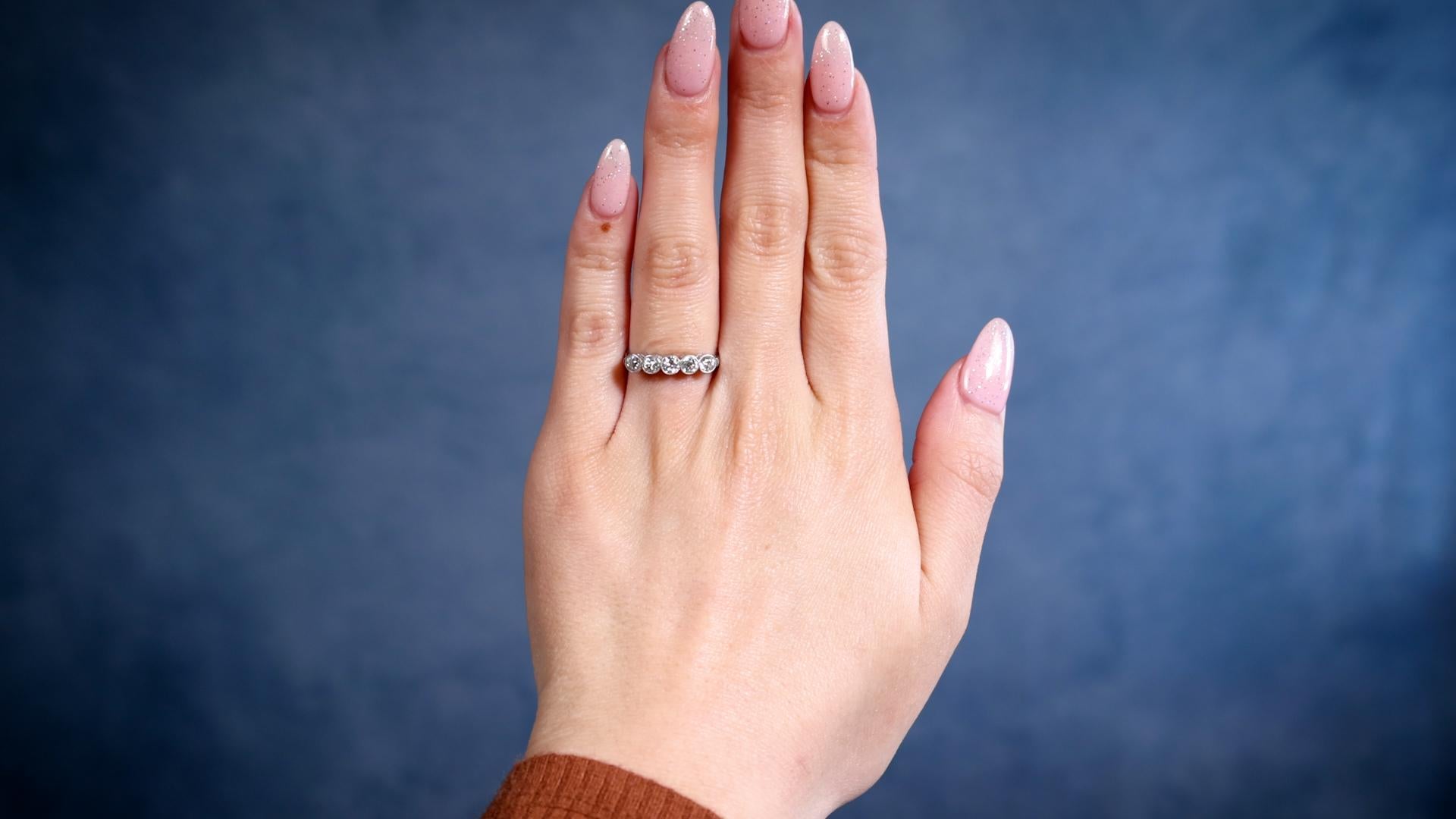 Ein Art Deco Diamant Platin Fünf Stein Ring. Mit fünf Diamanten im alten europäischen Schliff mit einem Gesamtgewicht von ca. 0,65 Karat, Farbe G-H, Reinheit VS. Gefertigt aus Platin. Ca. 1920. Der Ring hat die Größe 7 und kann in der Größe geändert