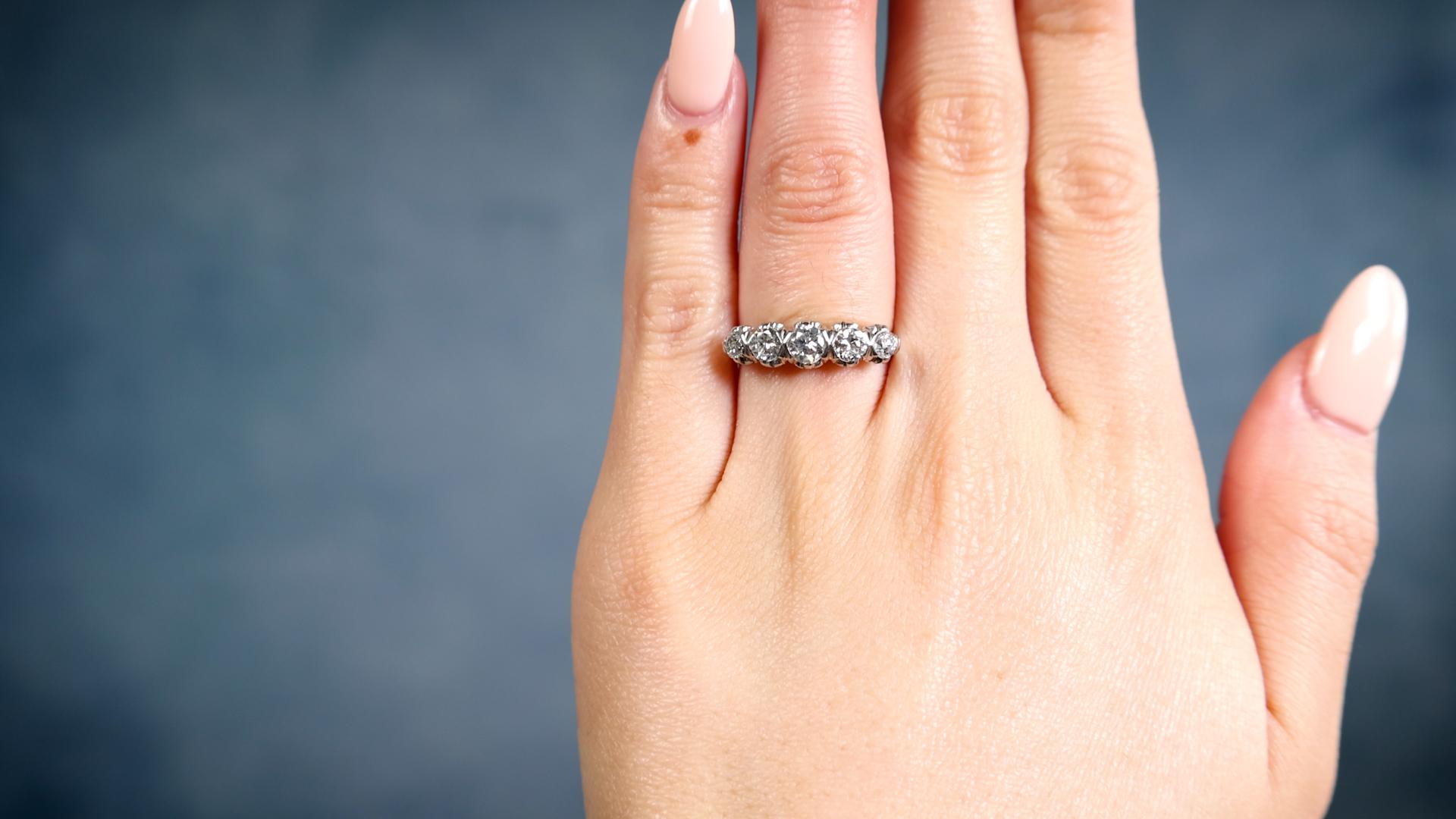 Art Deco Diamant Platin Ring mit fünf Steinen aus Platin (Art déco) im Angebot
