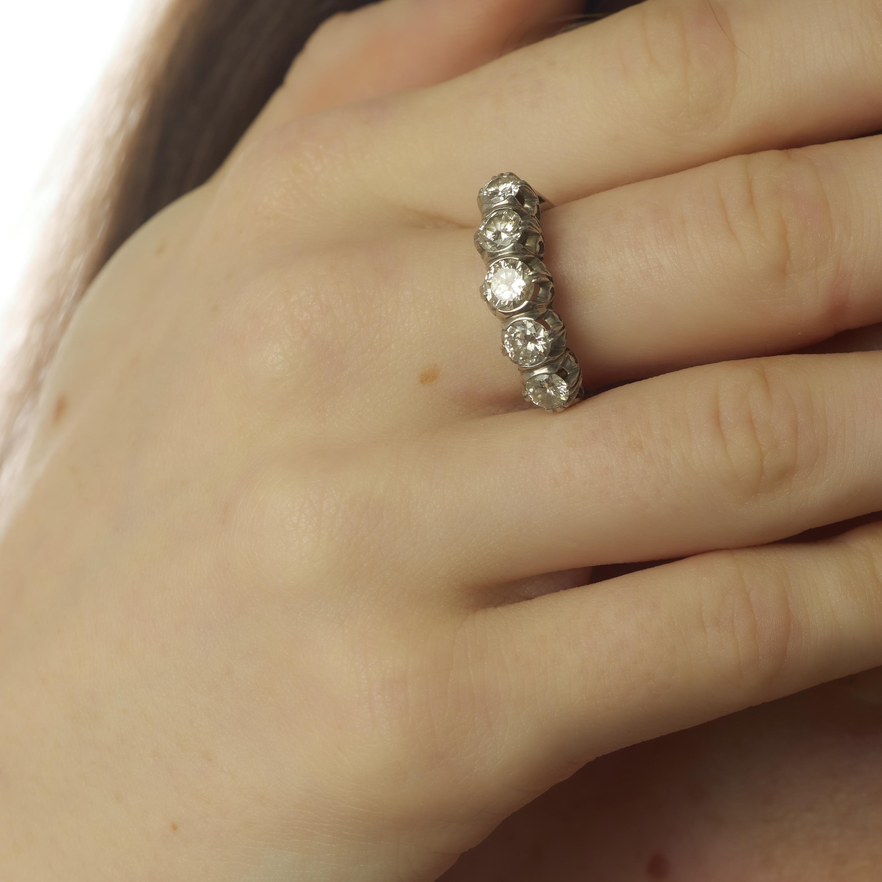 Anello a cinque pietre in platino con diamante Art Déco In condizioni buone in vendita a Beverly Hills, CA