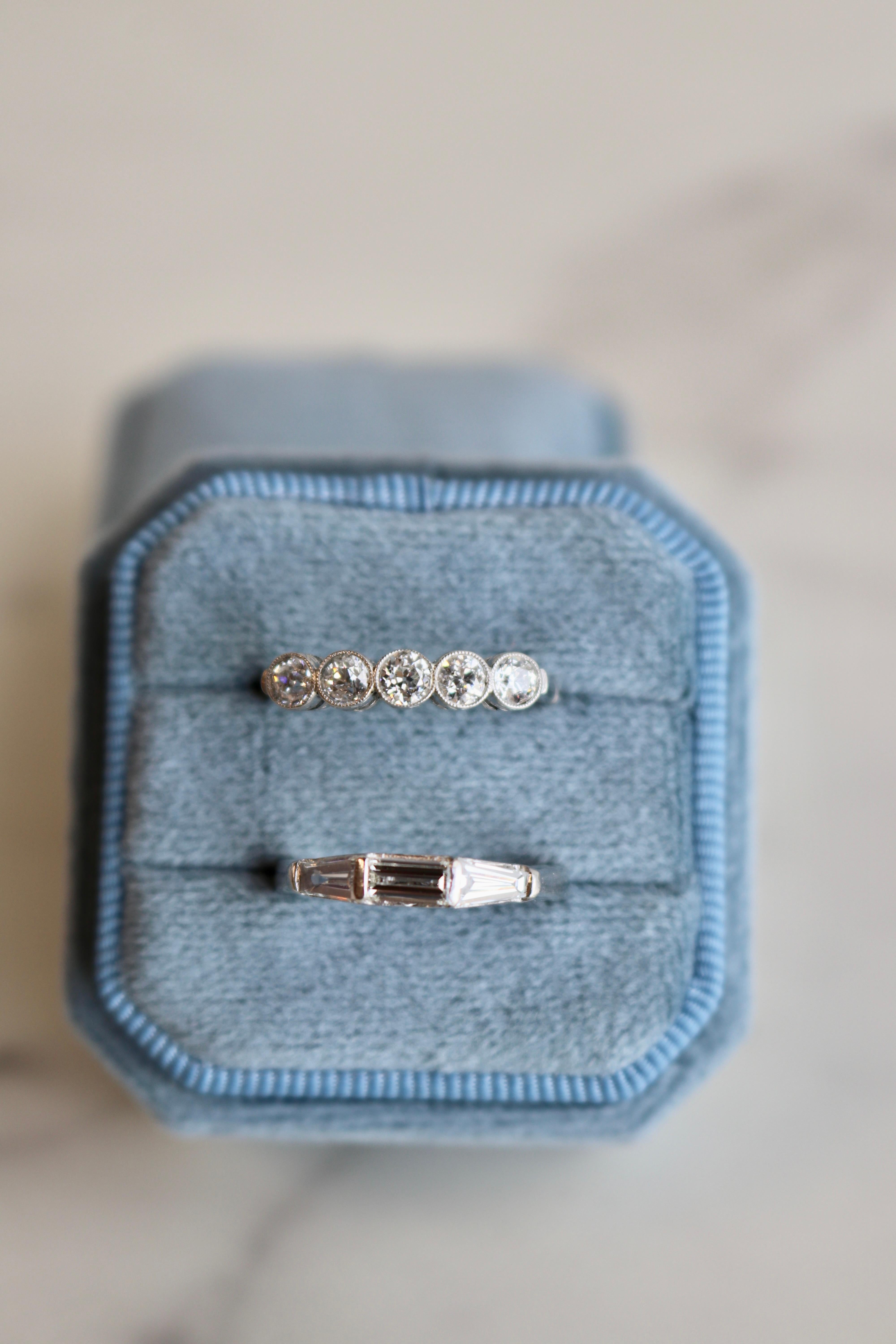 Art Deco Diamant Platin Ring mit fünf Steinen aus Platin für Damen oder Herren im Angebot