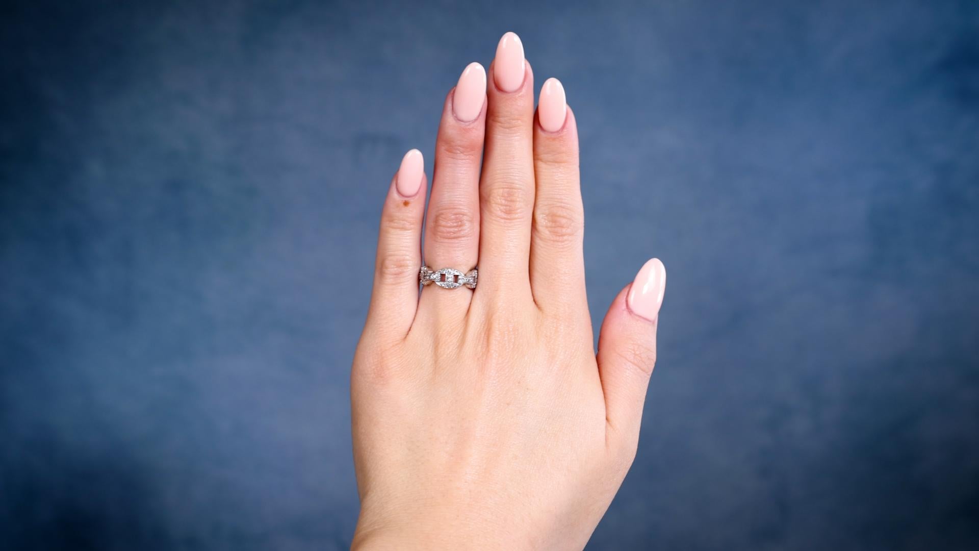 Ein Art Deco Diamant Platin Flexible Ring. Mit 60 einzeln geschliffenen Diamanten mit einem Gesamtgewicht von ca. 0,70 Karat, farblos, Reinheit VS. Gefertigt aus Platin. Von einer Art-Déco-Uhr, die 2020 in einen Ring umgewandelt wurde. Ca. 1920. Der