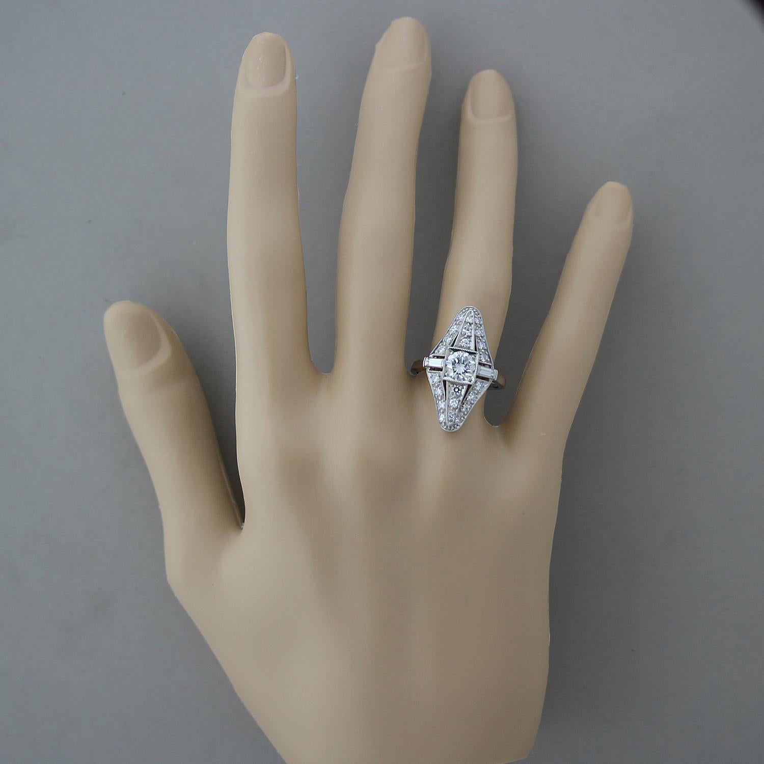 Bague de fiançailles navette en platine et diamants de style Art déco Unisexe en vente