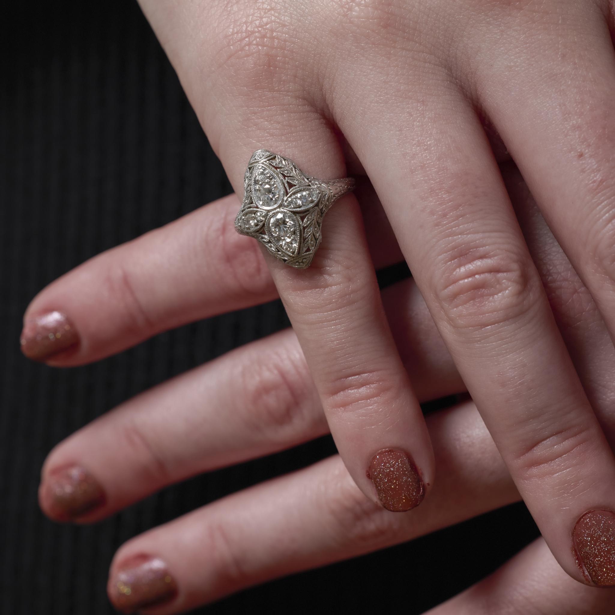 Cette bague Art déco en platine des années 1930 brille avec dix diamants européens anciens et ronds de taille brillant totalisant environ 0,50 carats. Son design raffiné capture l'élégance intemporelle et le savoir-faire de l'ère déco.