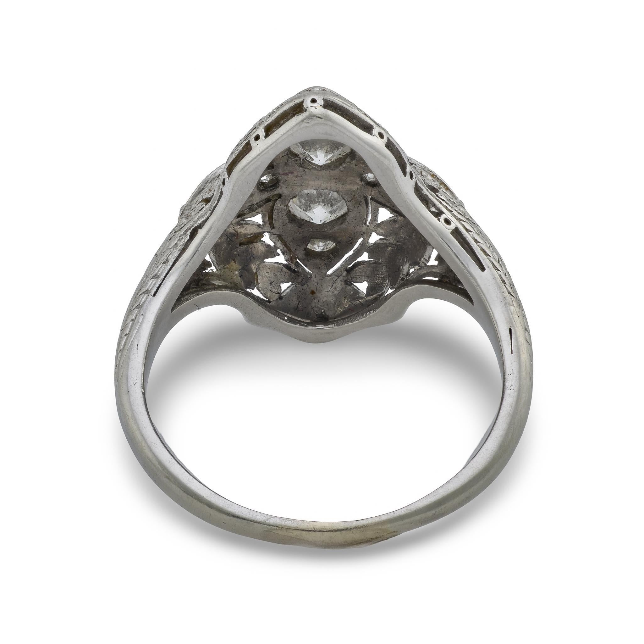 Bague navette Art déco en diamant et platine en vente 2