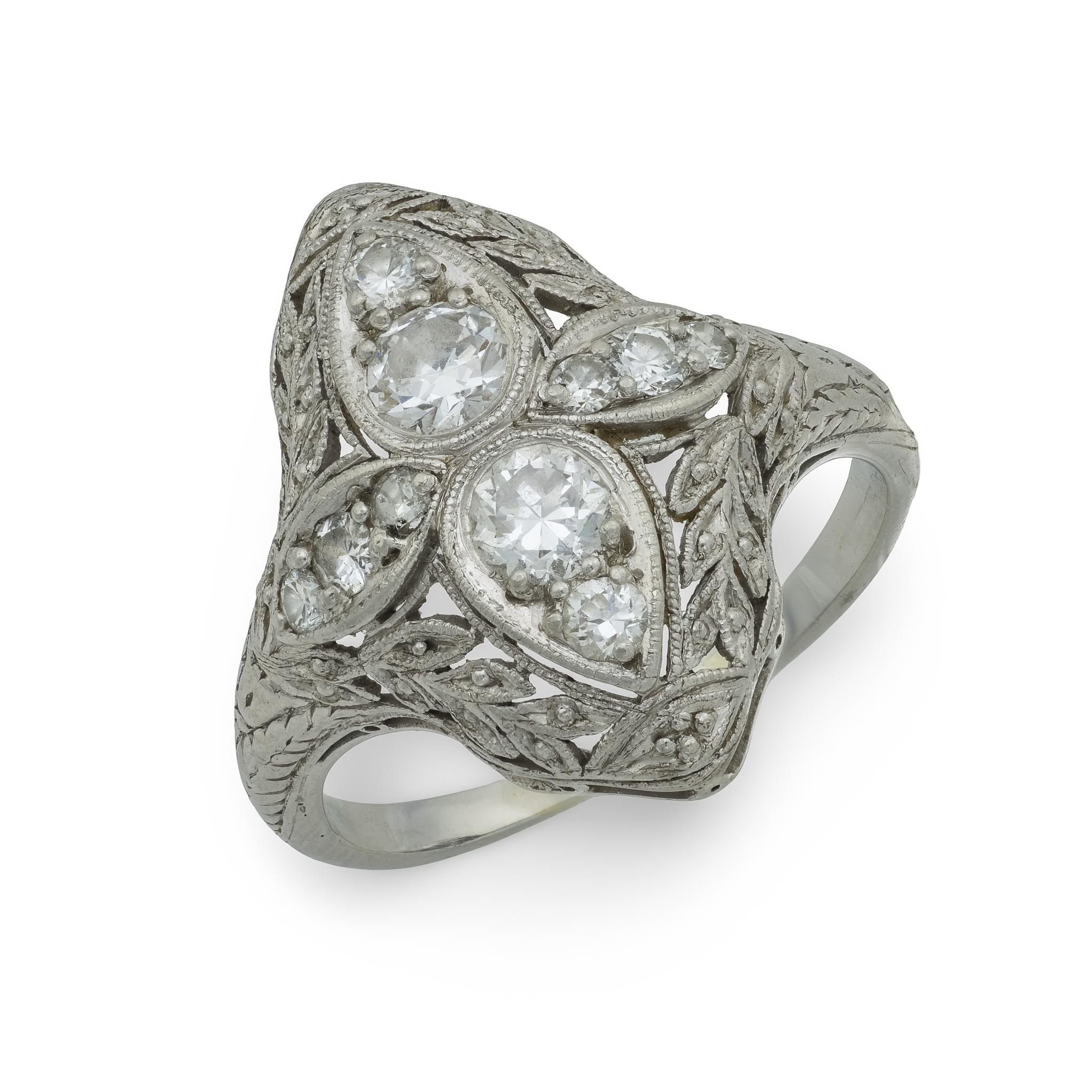 Anillo navette Art Déco de platino y diamantes