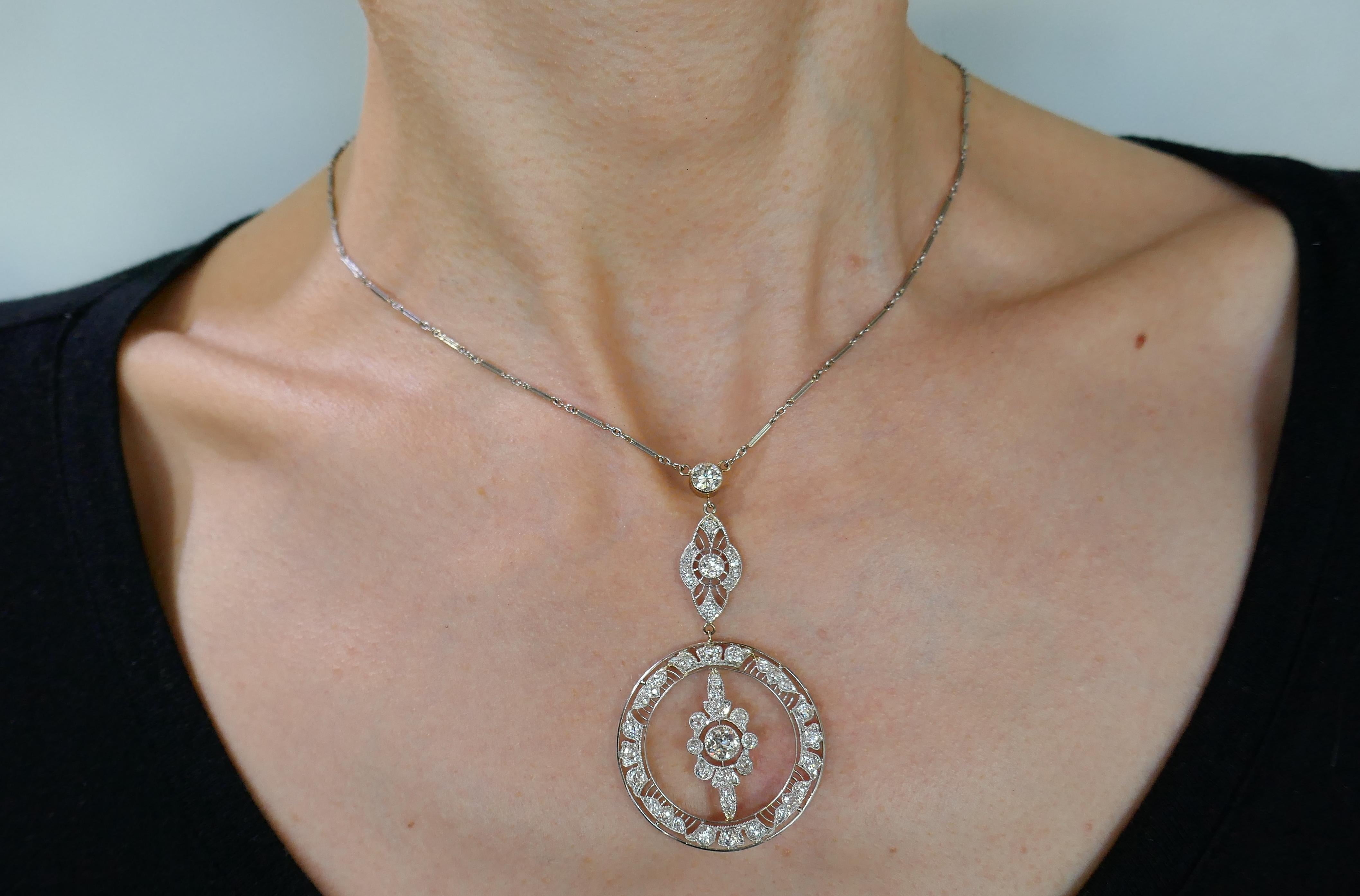 Classy Art Deco diamond and platinum necklace. Elegant and timeless, the necklace is a great addition to your jewelry collection.
Made of platinum (tested) and set with Old European cut diamonds (I-K color, VS clarity. Three larger diamonds weigh
