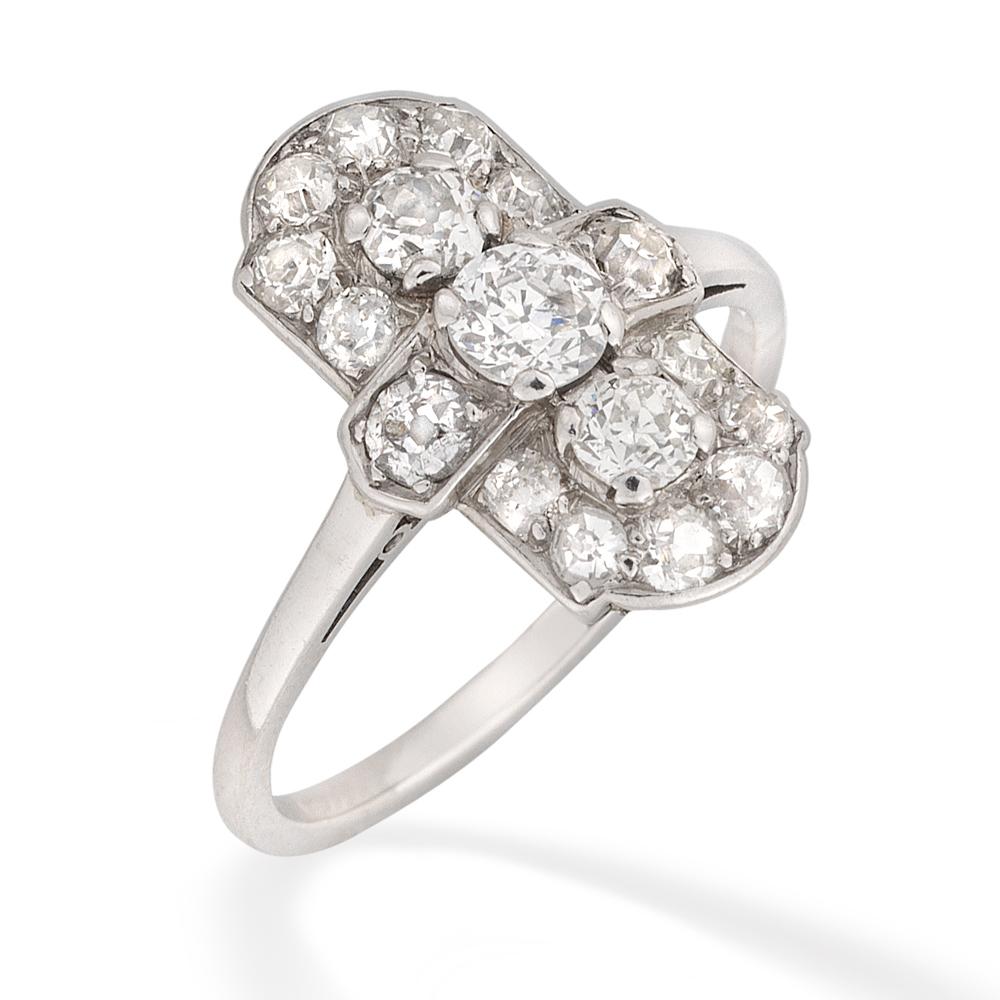 Ein Art-Deco-Ring mit Diamantbesatz, besetzt mit siebzehn Diamanten im alten europäischen Schliff mit einem geschätzten Gesamtgewicht von 1,5 Karat, alle in Platin gefasst, mit D-Schaft und Chenier-Schultern, um 1920, Kopfmaß 1,7x1,1 cm,