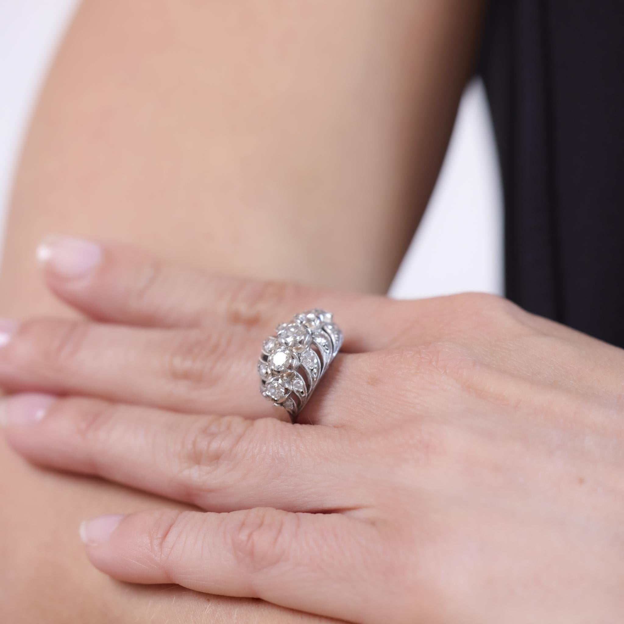 Anillo Art Déco de diamantes y platino Corte brillante en venta