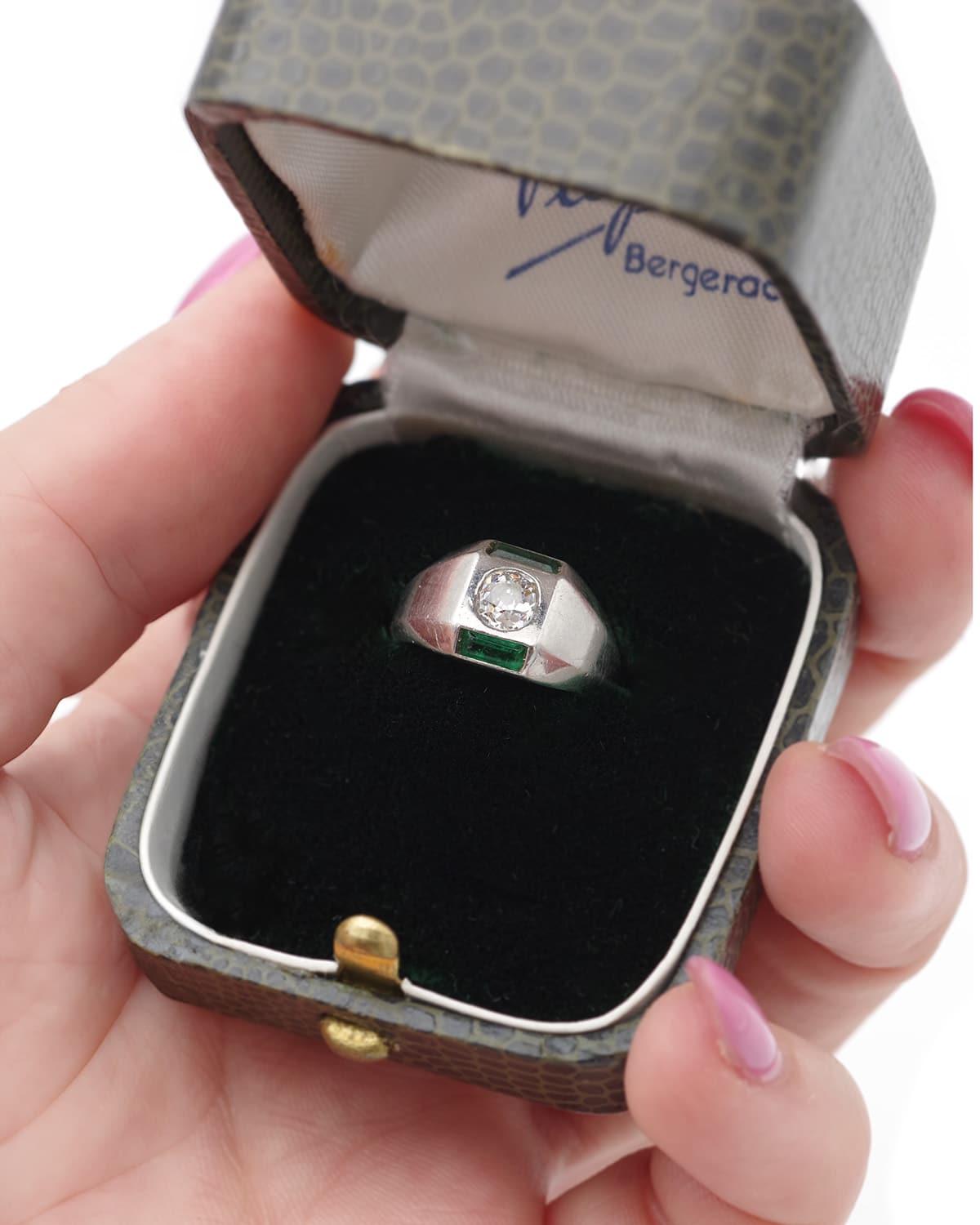 Art Deco diamond platinum signet ring, 0.30 carat old-cut diamond In Good Condition For Sale In PARIS, FR