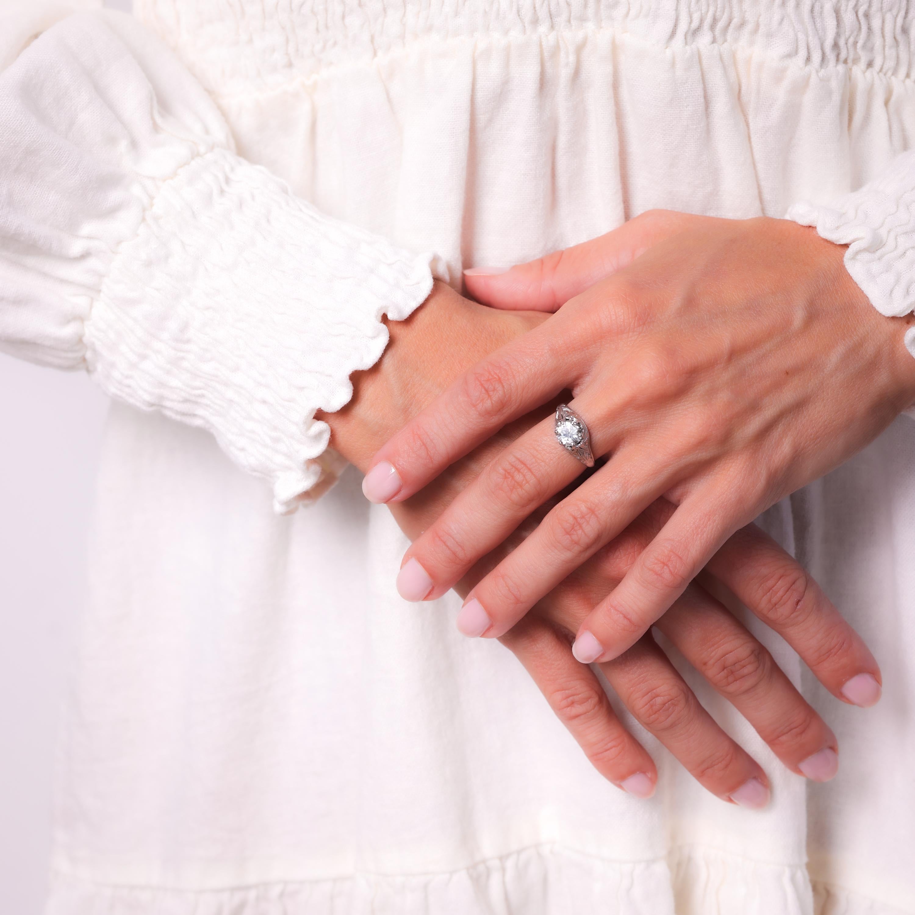 Pierre centrale : Diamant de taille européenne ancienne
Poids : Environ 1 carat
Couleur : H
Clarté : VS2
Métal : Platine
Époque : Art déco
Circa : 1910's
Taille : 5,75 et peut être redimensionnée
Poids du gramme : 3,06

Cette exquise bague de