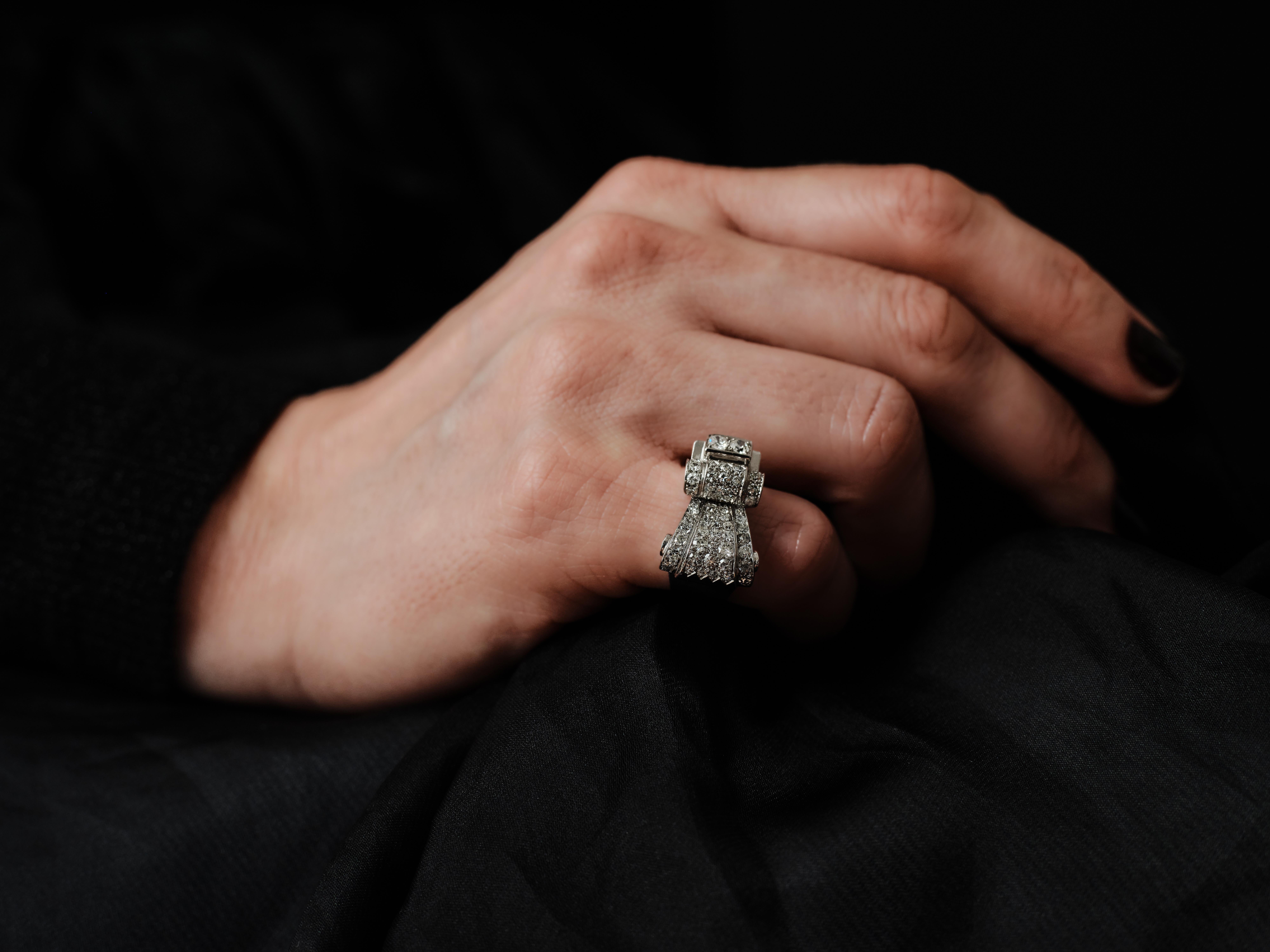 Art Deco Diamant Platin Tank Ring.

Mit 49 alten europäischen und 8/8 geschliffenen Diamanten mit einem Gesamtgewicht von ca. 0,95 Karat, eingestuft als farbrein H-I , SI - I  Klarheit. Einzigartige unregelmäßige geometrische Form, die einen perfekt