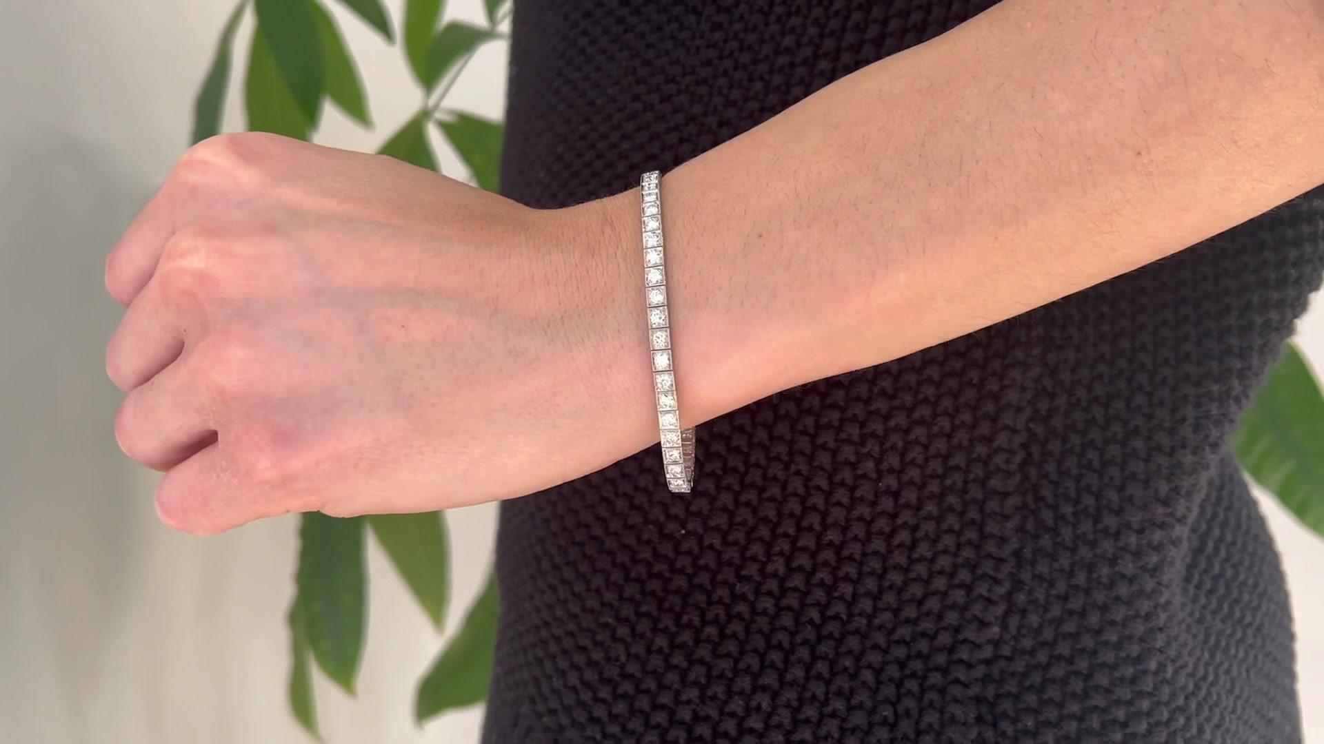 Ein Art-Deco-Diamant-Platin-Tennisarmband. Mit 43 Diamanten im alten europäischen Schliff mit einem Gesamtgewicht von etwa 3,05 Karat, eingestuft als nahezu farblos, Reinheit VS-SI. Gefertigt aus Platin mit Reinheitszeichen. Ca. 1920. Der Armreif
