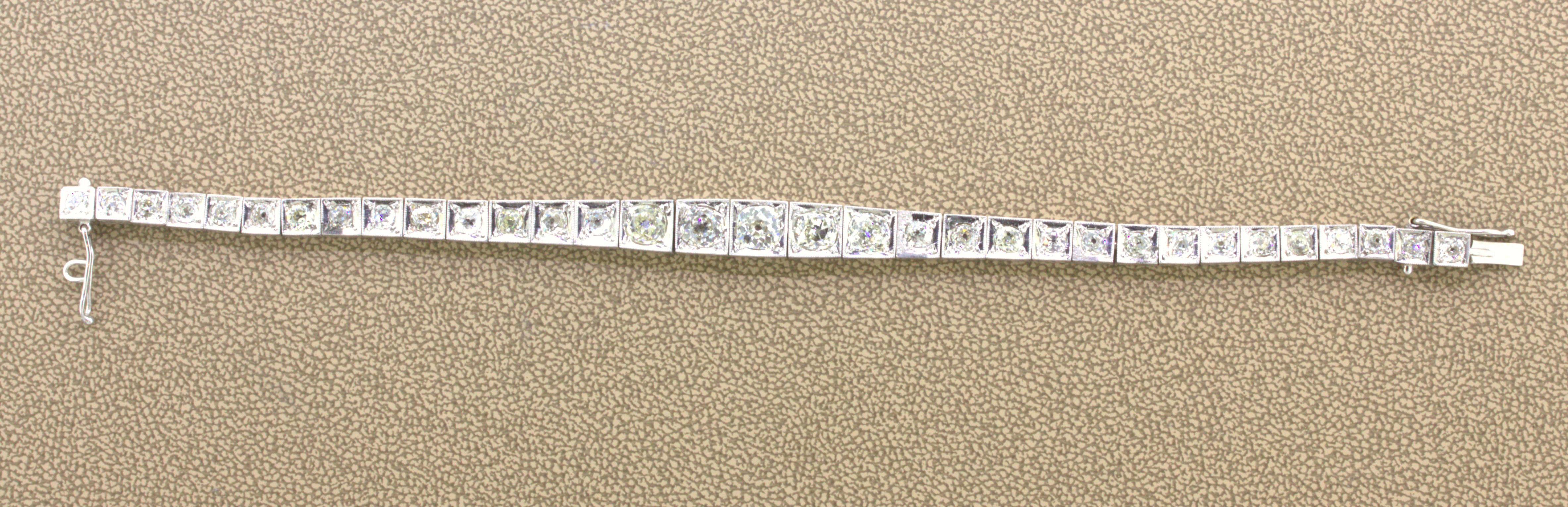 Platin-Tennisarmband im Art déco-Stil mit Diamanten

Ein elegantes und stilvolles Art-Déco-Diamant-Tennisarmband aus den 1930er Jahren. Er weist eine Reihe von Diamanten im Altschliff mit einem Gesamtgewicht von etwa 7,00 Karat auf, wobei der größte