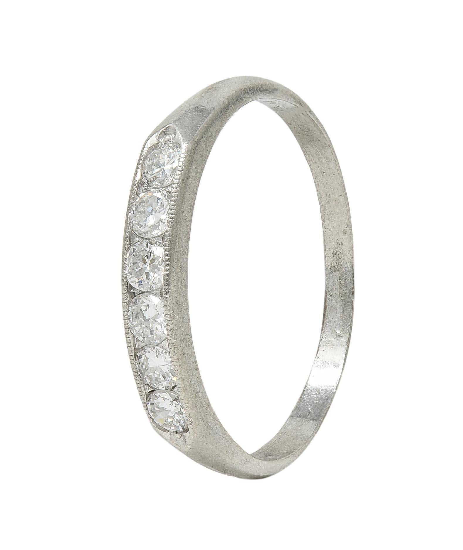 Anillo de boda Art Decó con diamantes y canal vintage en platino en venta 5