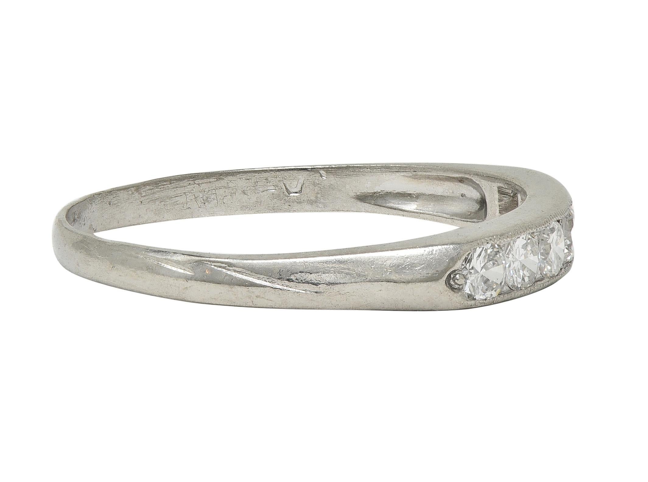 Anillo de boda Art Decó con diamantes y canal vintage en platino en Excelente estado para la venta en Philadelphia, PA