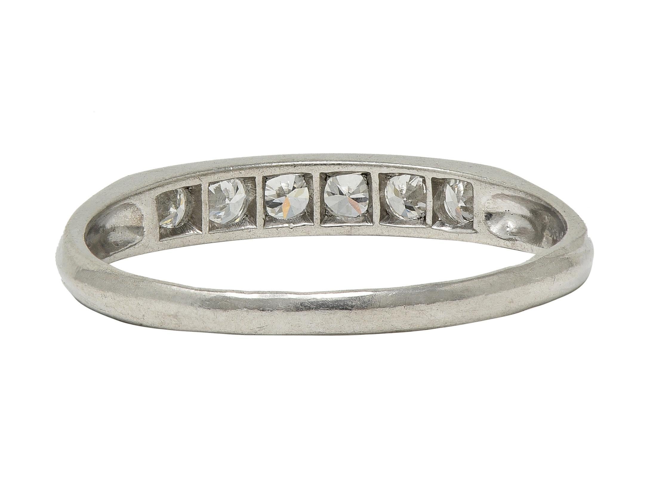 Femenino o masculino Anillo de boda Art Decó con diamantes y canal vintage en platino en venta
