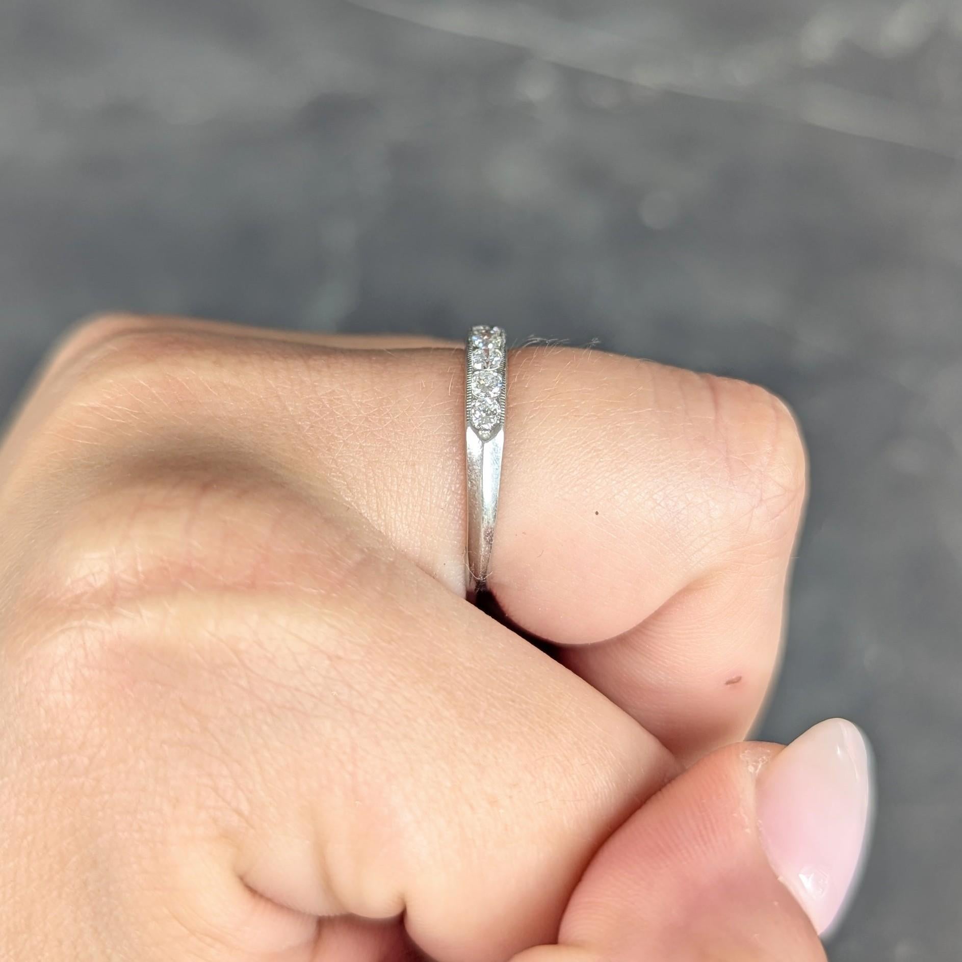 Anillo de boda Art Decó con diamantes y canal vintage en platino en venta 2