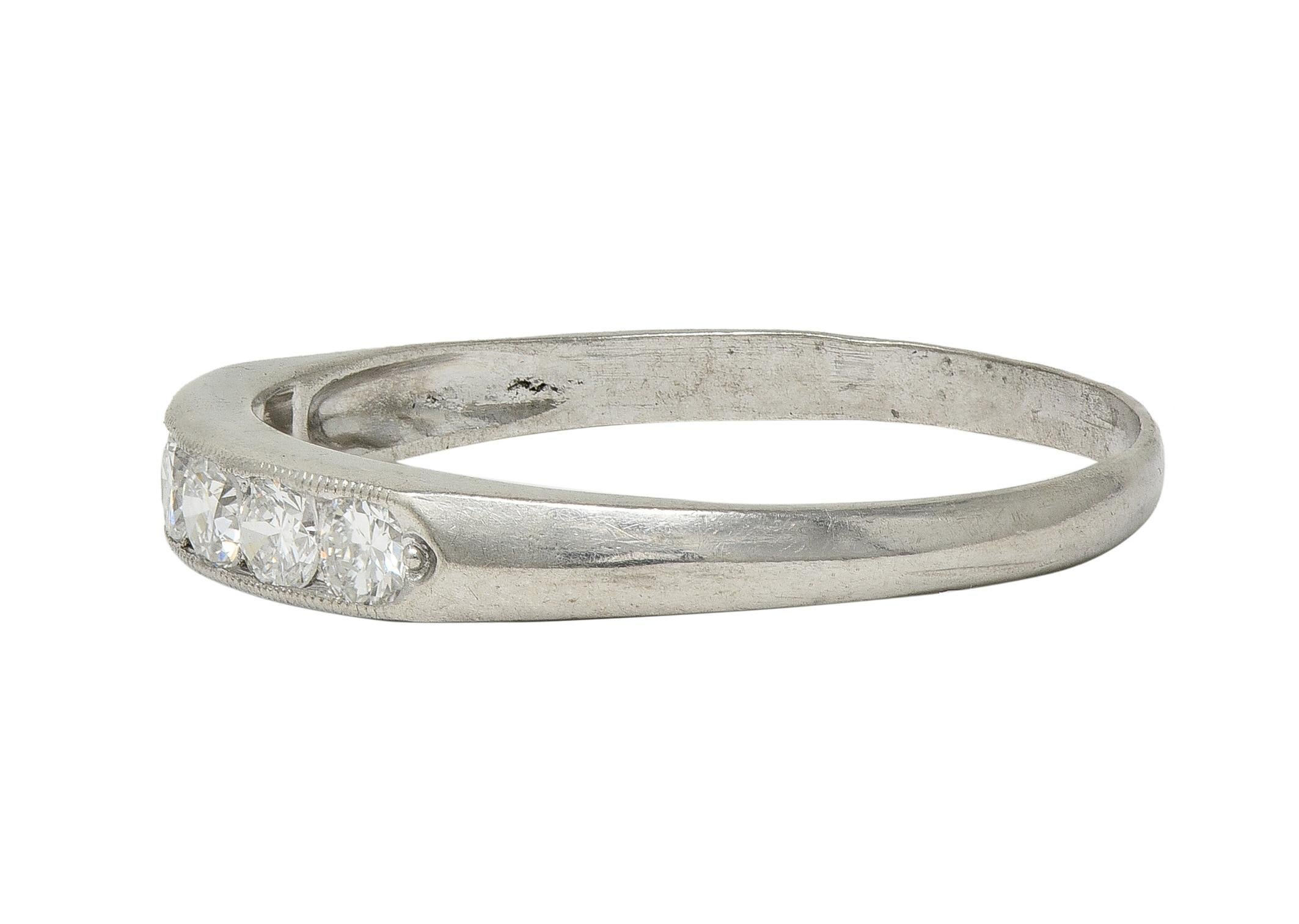 Anillo de boda Art Decó con diamantes y canal vintage en platino en venta 3