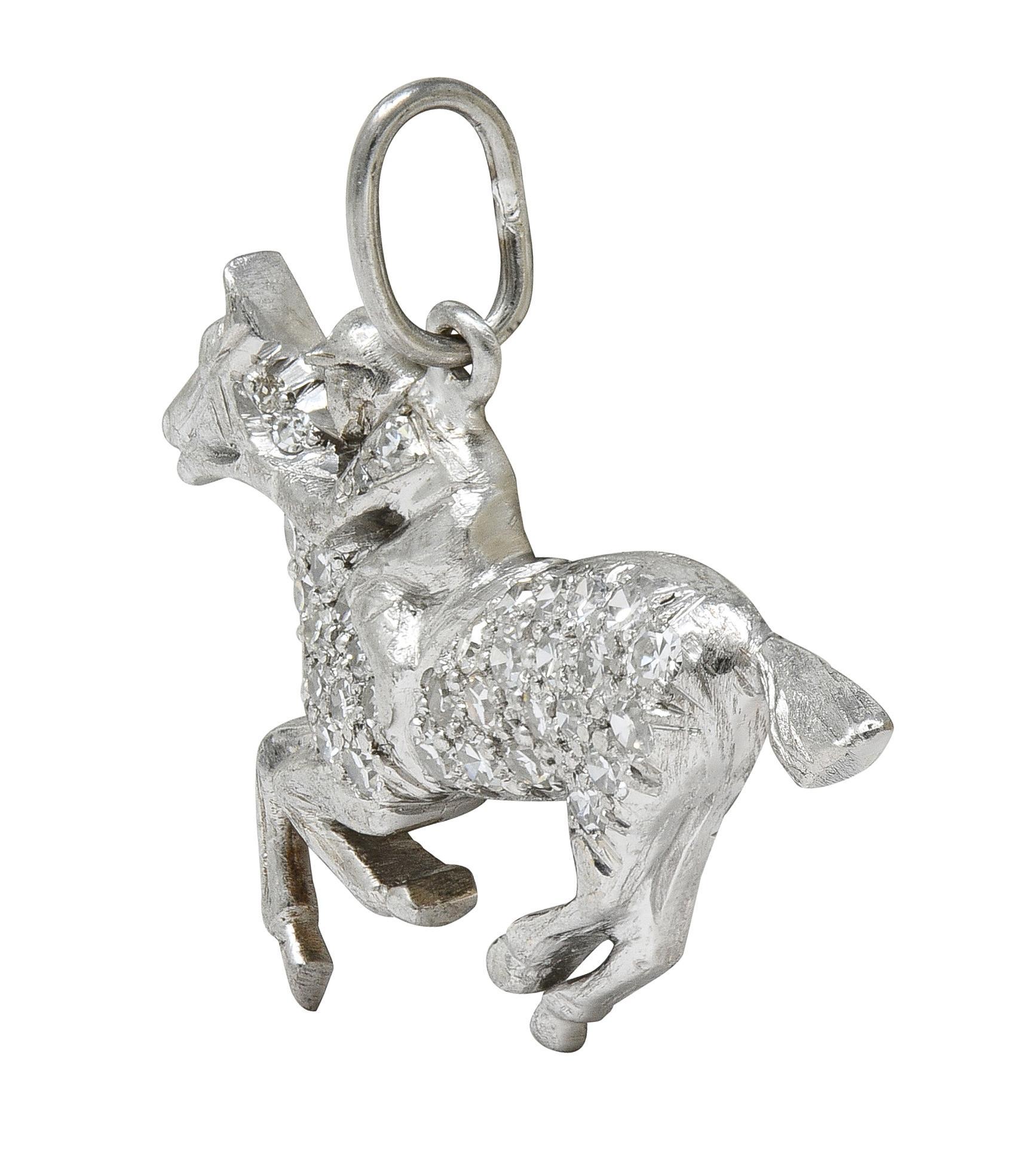 Disegnato come un fantino altamente rappresentato che cavalca un cavallo da corsa al galoppo.
Accentuato da diamanti singoli incastonati su tutta la superficie
Pesa circa 0,45 carati in totale
Occhi puliti e luminosi
Con dettaglio