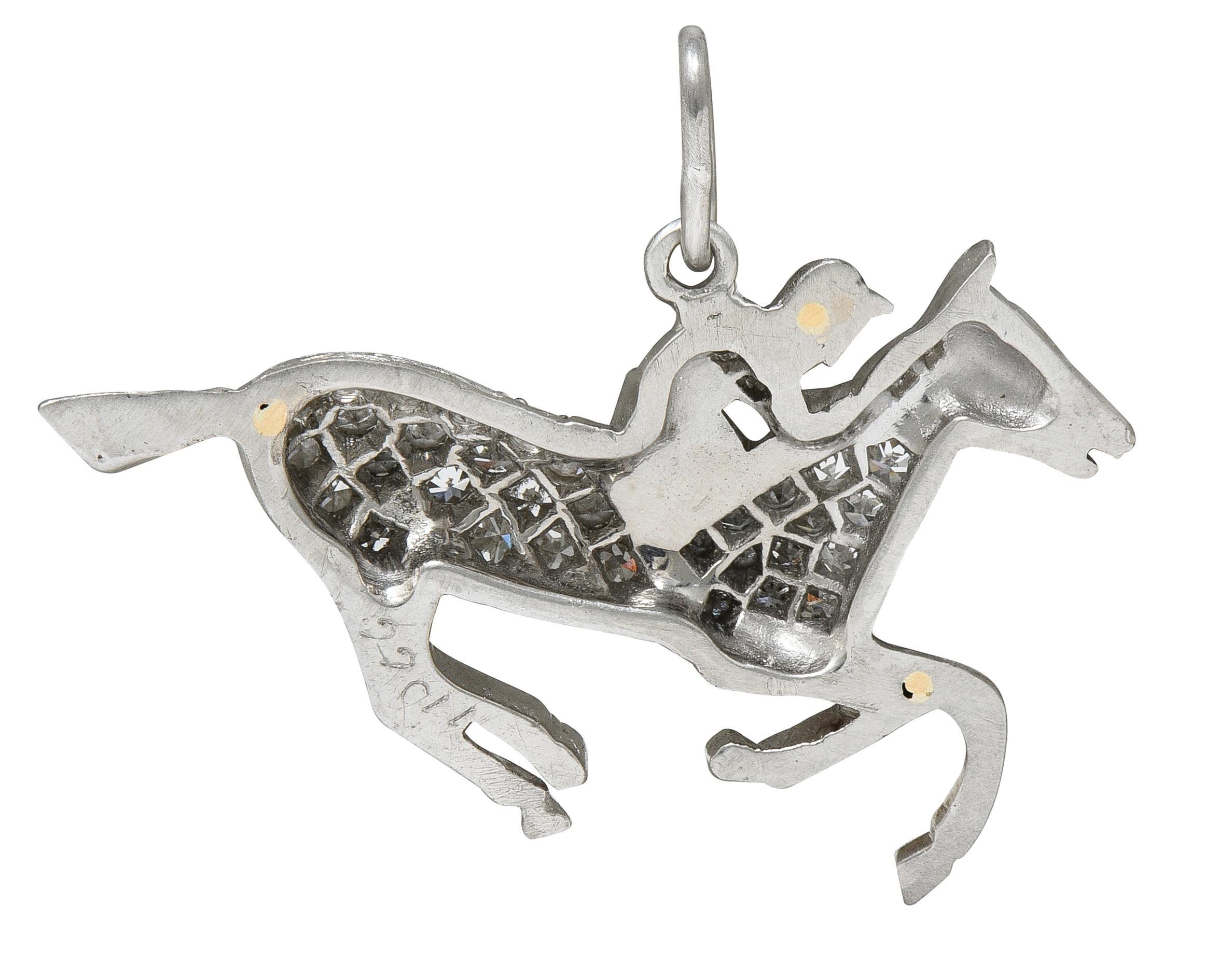 Art Déco Ciondolo con diamante Art Deco in platino con cavallo da corsa e fantino d'epoca in vendita
