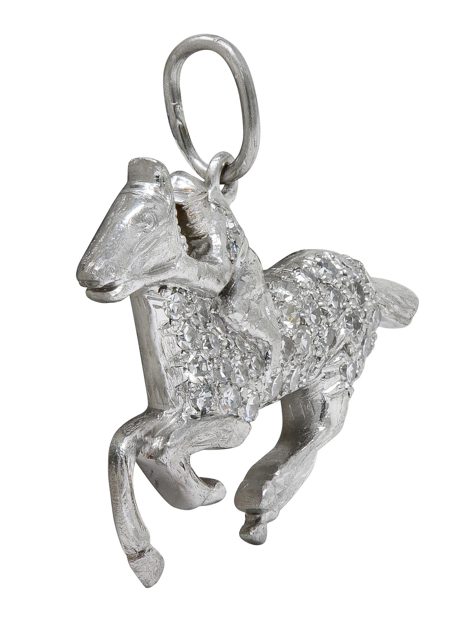 Taglio singolo Ciondolo con diamante Art Deco in platino con cavallo da corsa e fantino d'epoca in vendita