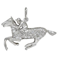 Ciondolo con diamante Art Deco in platino con cavallo da corsa e fantino d'epoca