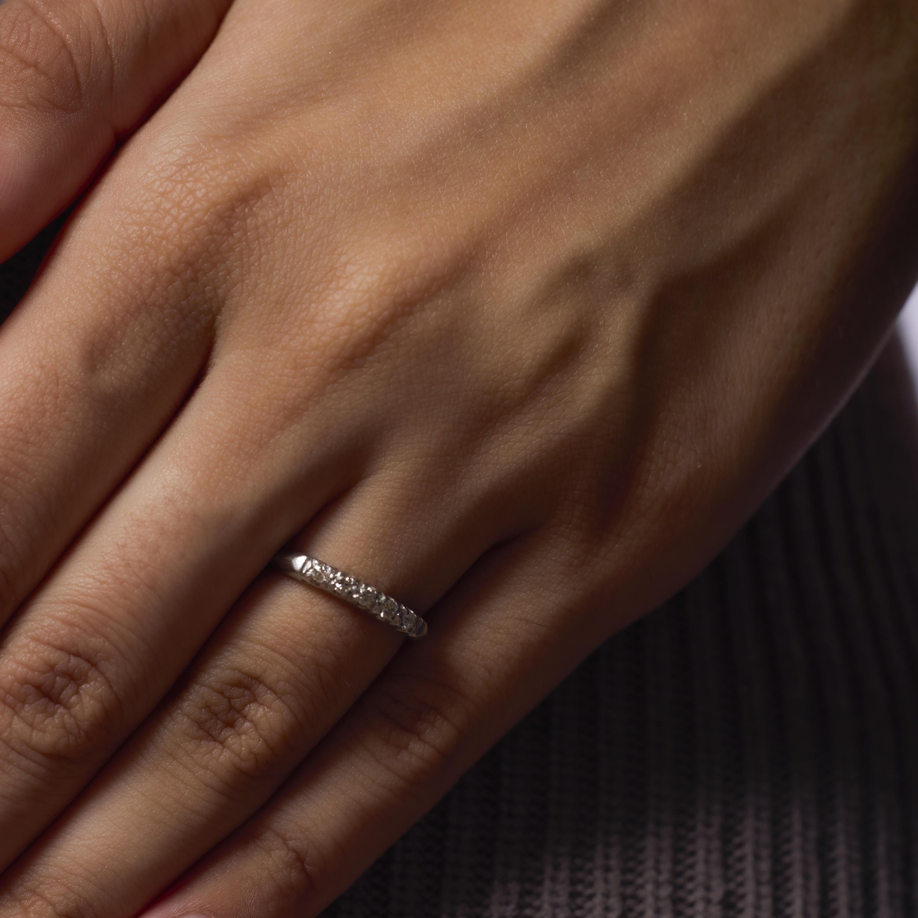 Art Deco diamond platinum wedding band In Good Condition For Sale In Beverly Hills, CA