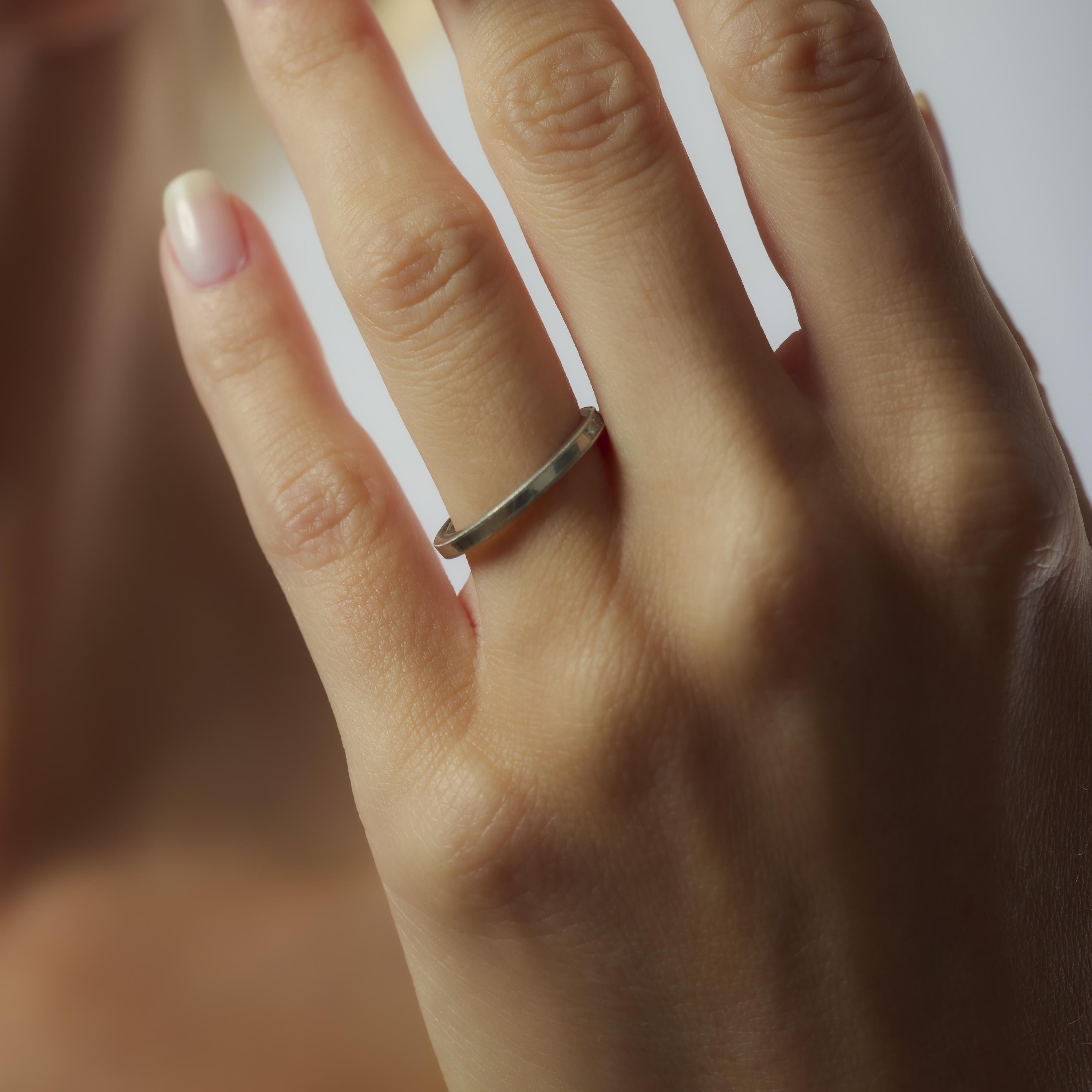 Art Deco diamond platinum wedding band In Good Condition For Sale In Beverly Hills, CA