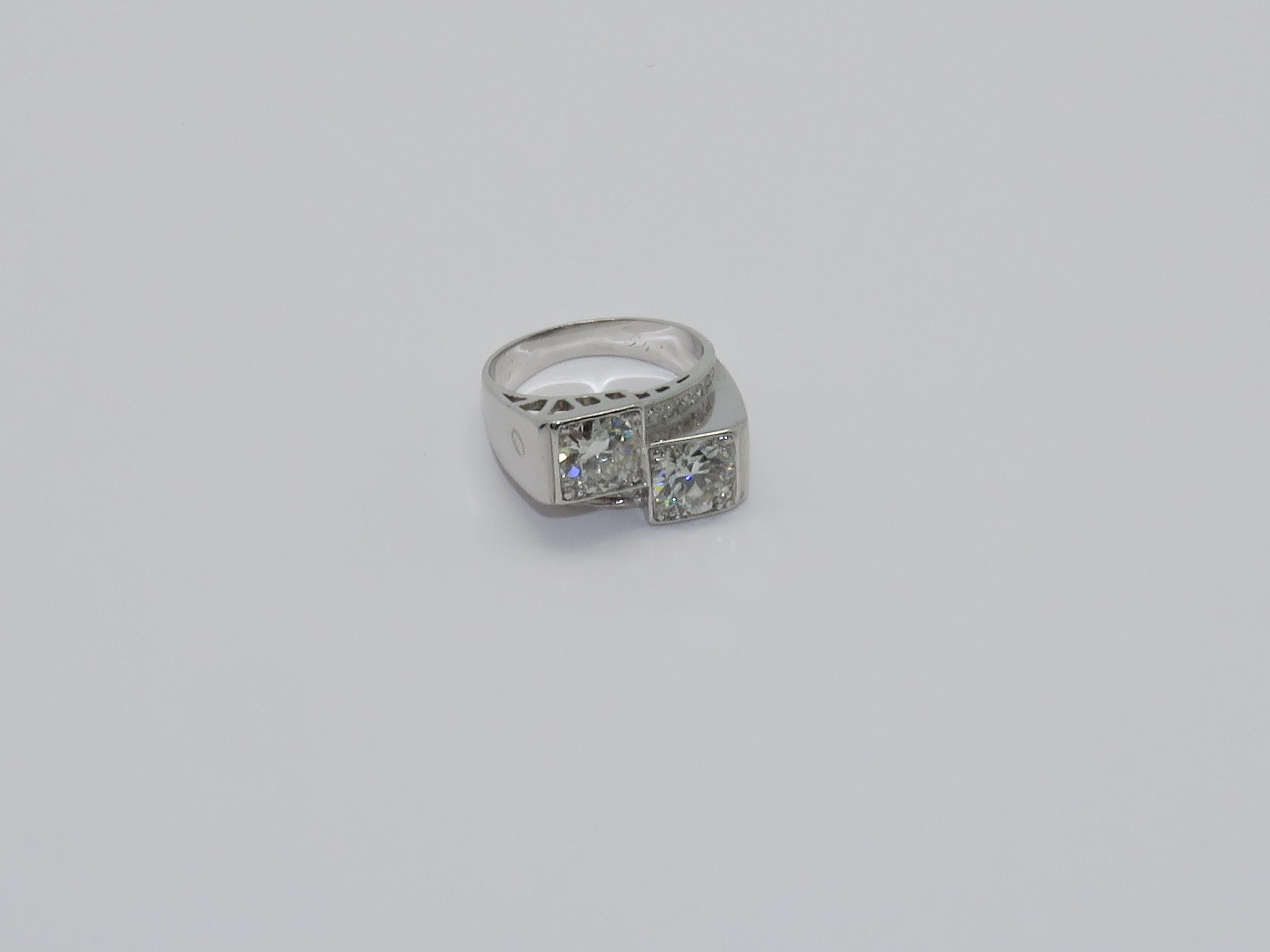 Ring in Platinum , dog's head hallmark.
Called 