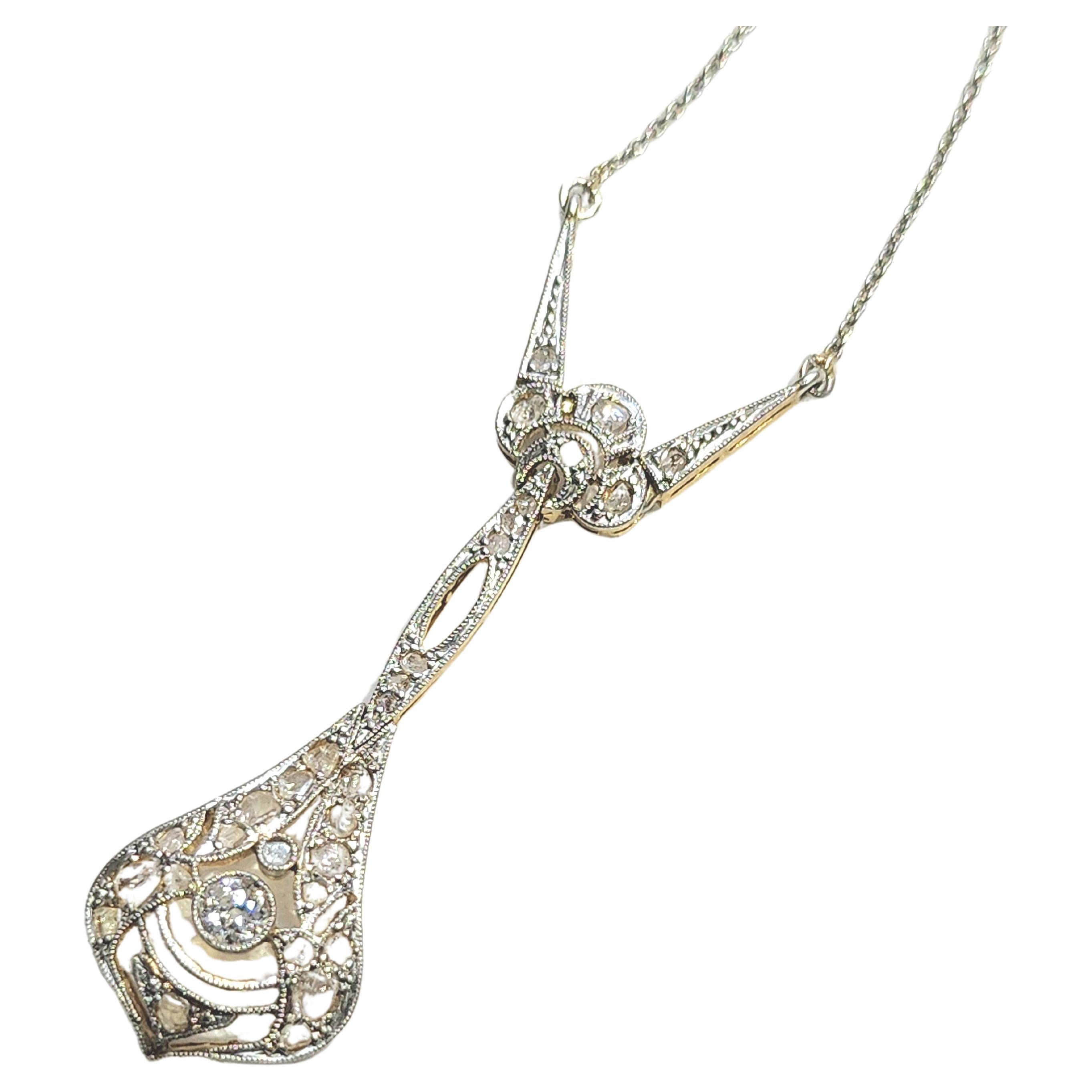 Antike 20er Jahre Art Deco Ära feine Kette aus 18k Gold und Platin gekrönt mit alten Minenschliff Diamanten flankiert mit einzelnen geschliffenen Diamanten Anhänger Länge 5 cm 