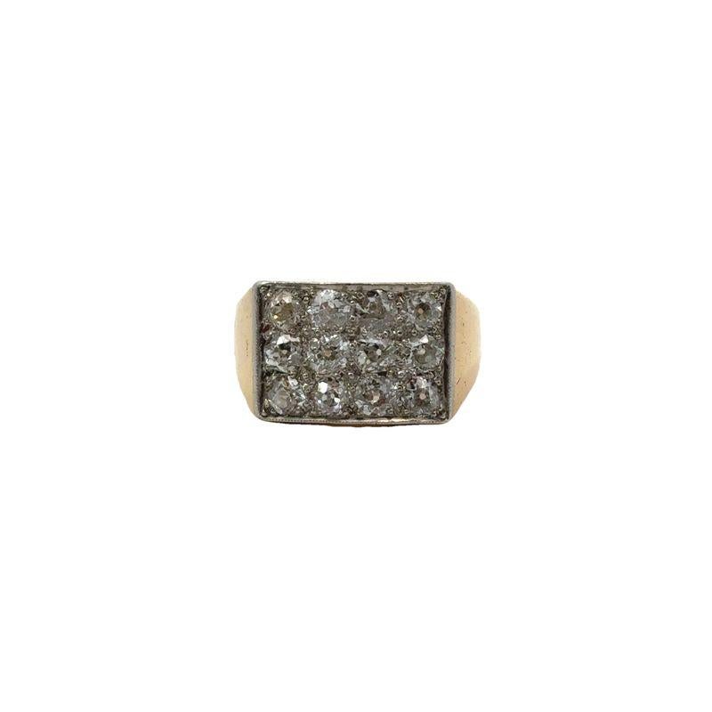 Anello Art déco in oro e platino con diamante. Di forma angolare, la parte anteriore è composta da un pannello rettangolare con diamanti taglio vecchio incastonati, per un peso totale di circa 1,80 carati, montato in oro giallo 18 carati e platino,