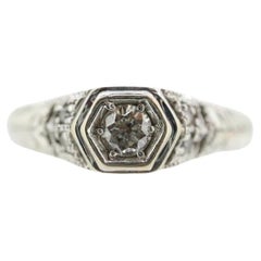 Bague Art déco en or blanc 14 carats avec gravures. Fabriqué par Royal Jewelry RJM