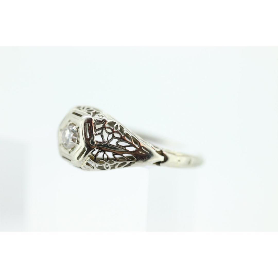 Art Deco Diamond ring. 18k White Gold Filigree Engagement Ring. In Good Condition In Port Charlotte, FL