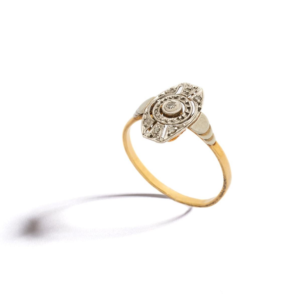 Art Deco Diamond white and yellow gold Ring.
Central pattern size: approximately 13.00 x 6.50 millimeters.
Ring size: 7 3/4.
Gross weight: 2.18 grams.