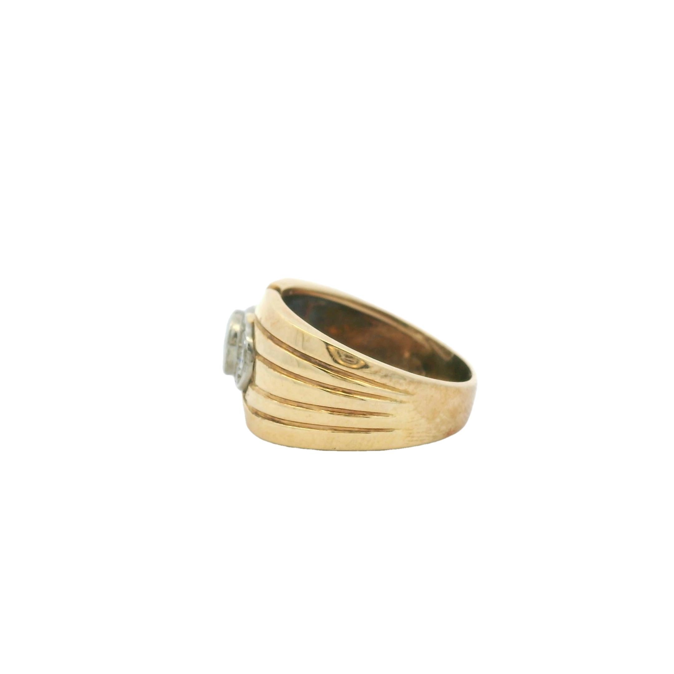 Beauté architecturale de l'époque Art déco, cette bague des années 1930 allie une géométrie audacieuse à un éclat intemporel. Réalisé en or jaune 14 carats avec une monture en platine, il présente un diamant central taille brillant d'environ 0,50