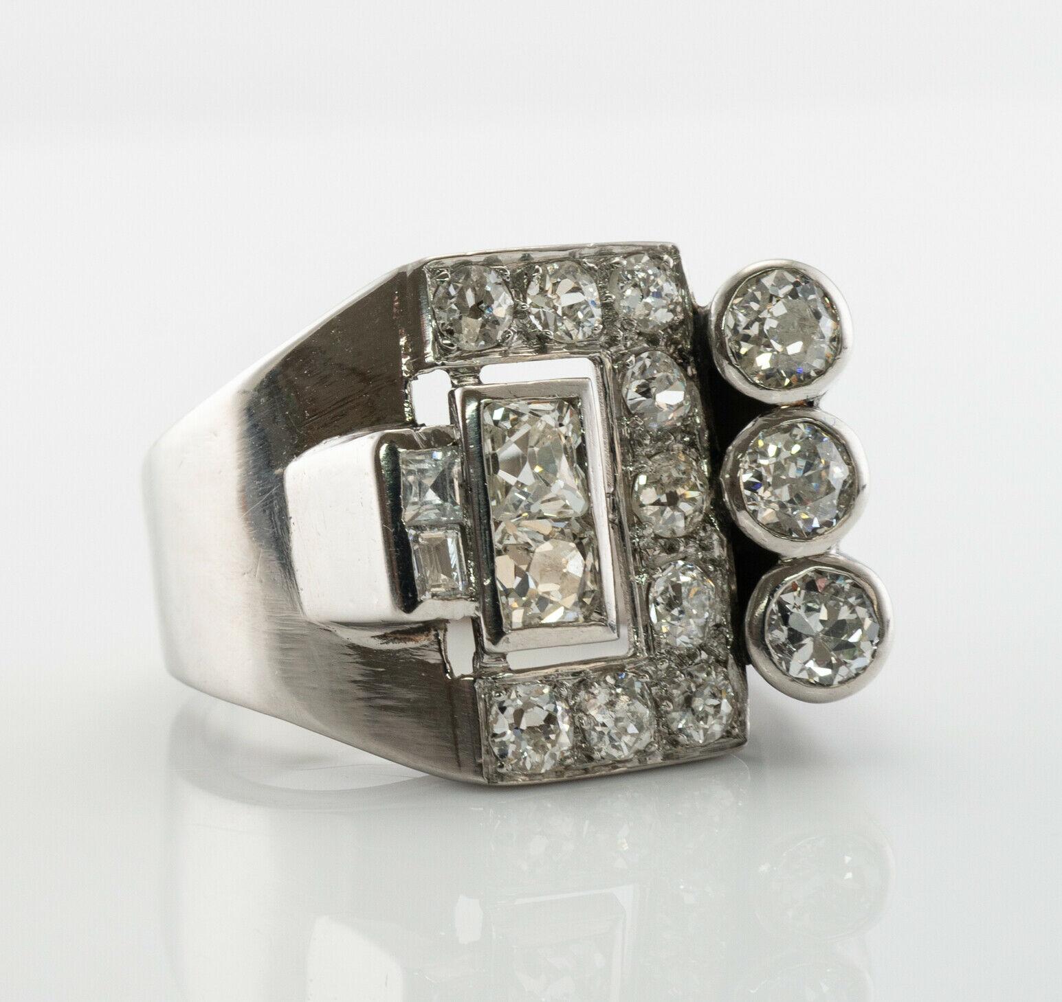 Dieser wunderschöne antike Ring aus den 1920er Jahren ist fein aus massivem Platin gefertigt. Der Ring ist mit 16 Diamanten im Altminenschliff besetzt. 
Alle Edelsteine sind Originalteile der Fassung. 
Zwei Diamanten in der Mitte haben ein Gewicht