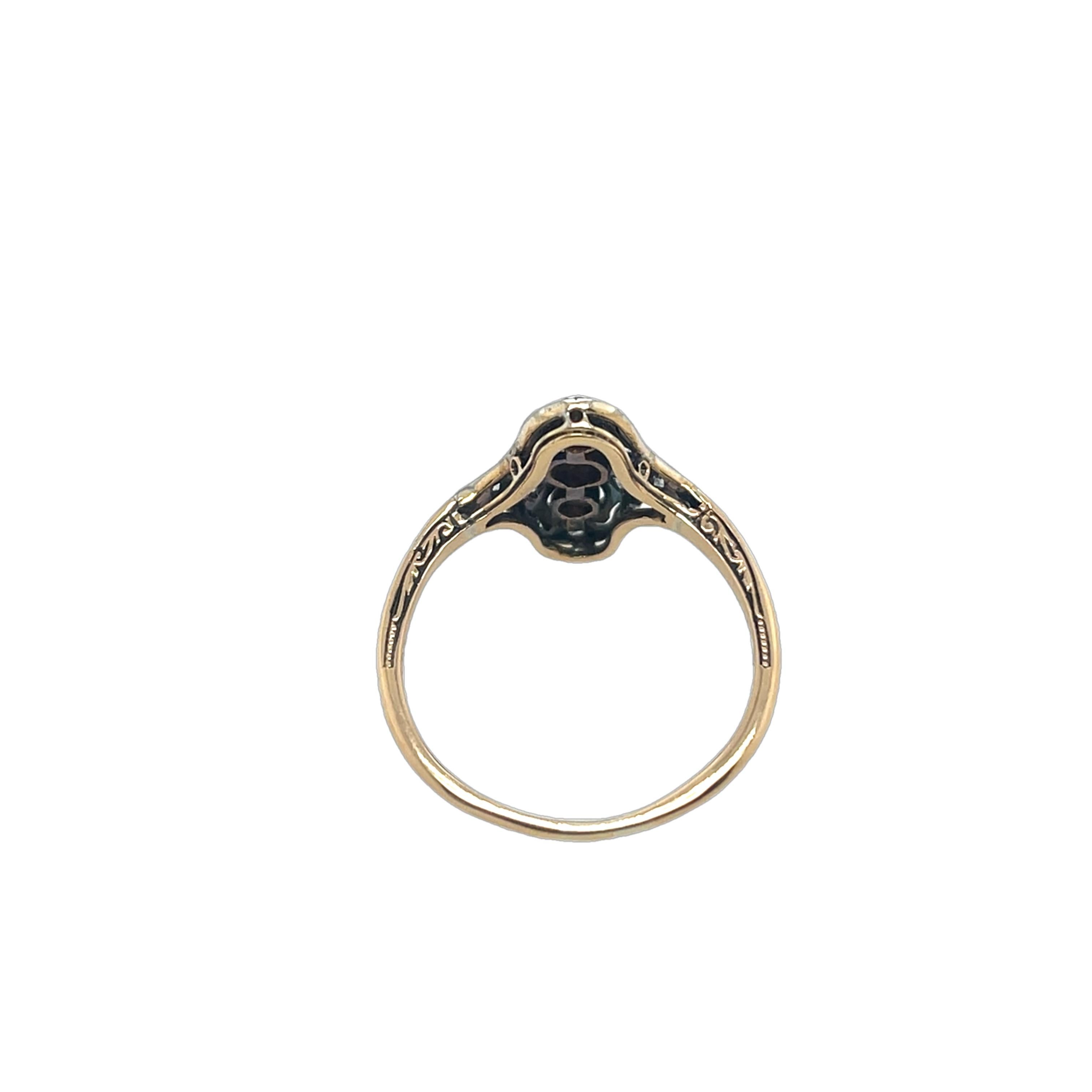Uno splendido anello in oro giallo 14ct e platino, 
con 0,56 carati di diamanti scintillanti. La combinazione di oro giallo e platino aggiunge contrasto ed eleganza, mentre i diamanti donano una brillantezza radiosa. Questo anello è un pezzo senza
