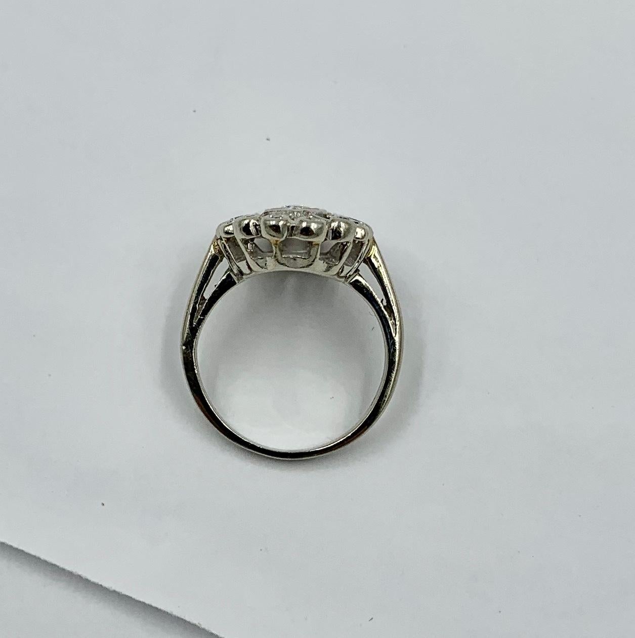 Anillo de diamantes estilo art déco Anillo de compromiso de oro blanco de 14 quilates talla trillón en venta 2