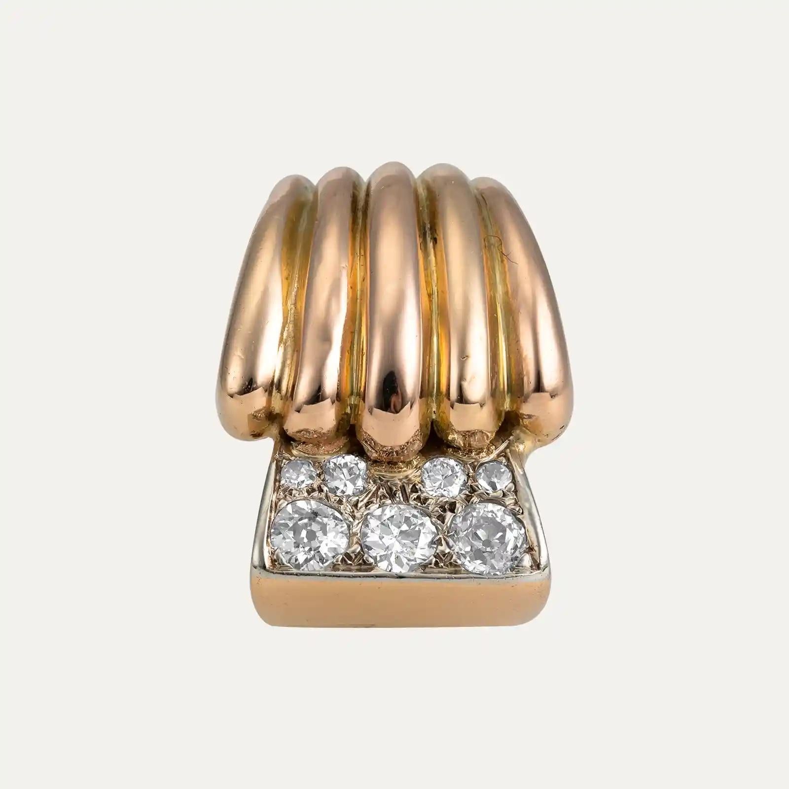 Eleganza e geometria audace del movimento Art Déco, questo anello da cocktail scultoreo si ispira a
è una celebrazione del design architettonico e della raffinata maestria artigianale. Realizzato a mano in oro rosa lucido da 19,2 kt, l'anello