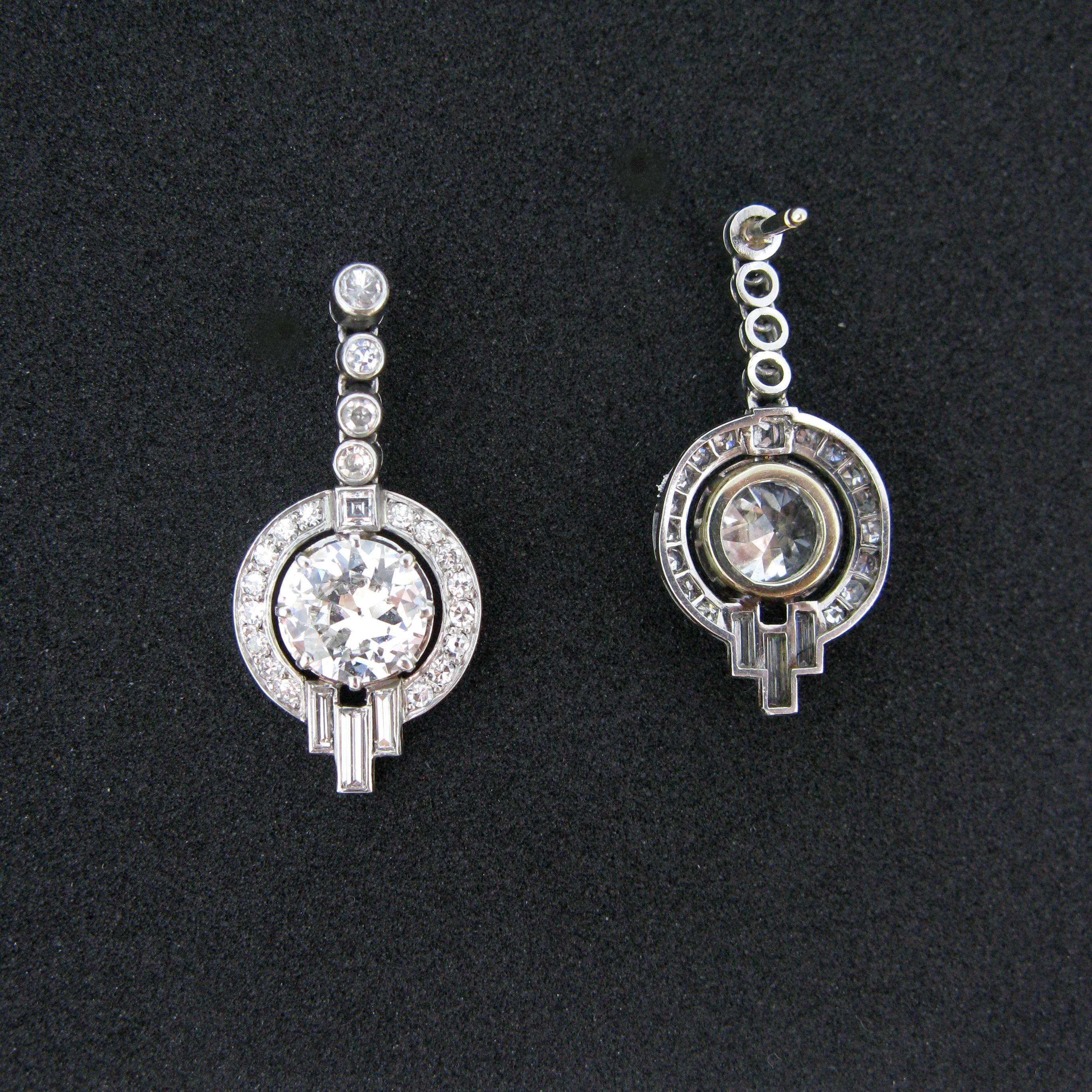 Art Deco Diamond Round Baguette Dangle Earrings White Gold and Platinum In Good Condition In London, GB