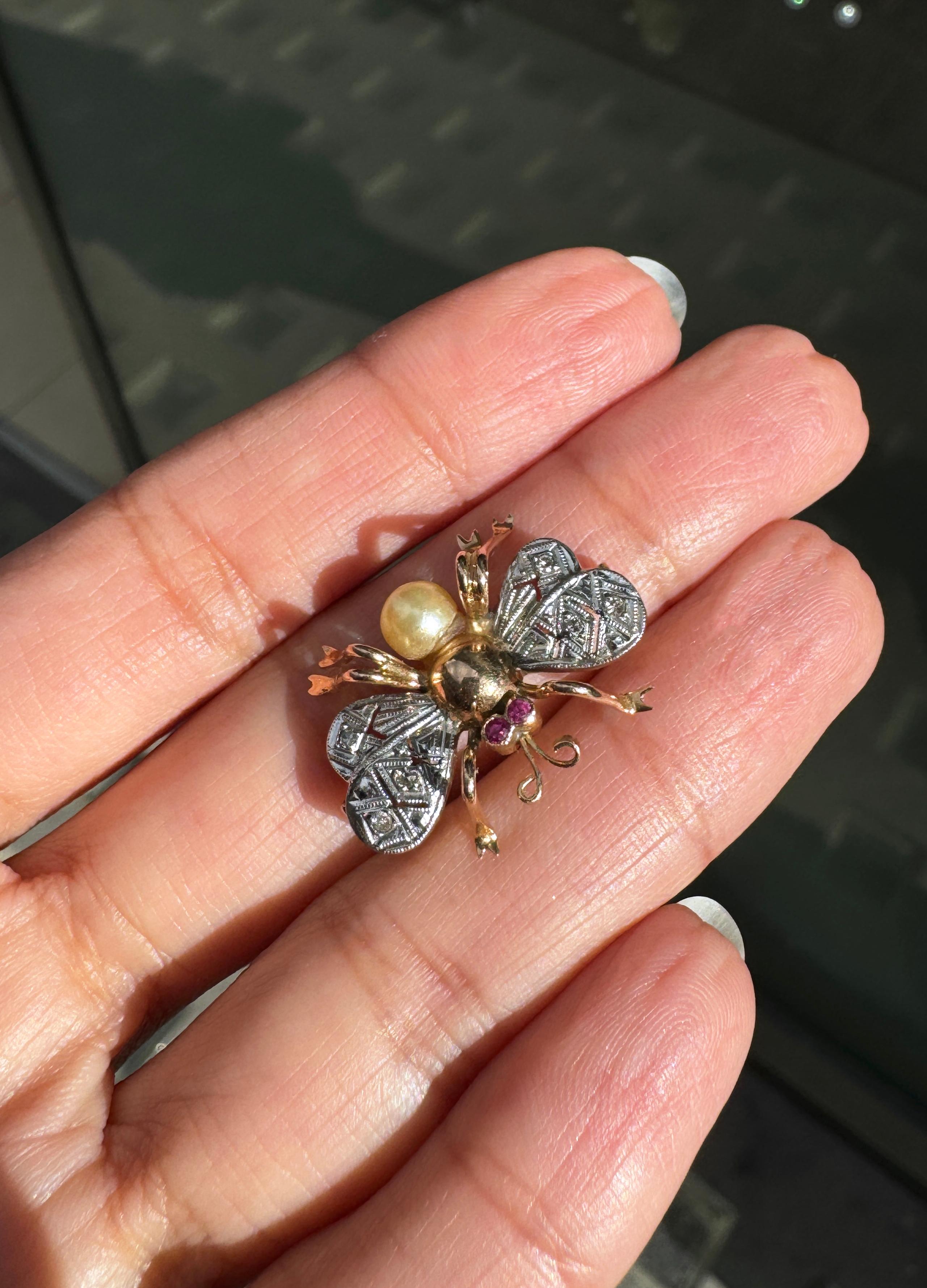 Art Deco Diamond, Ruby and Freshwater Pearl Insect Brooch in 15K Gold, c.1930's In Good Condition For Sale In London, GB
