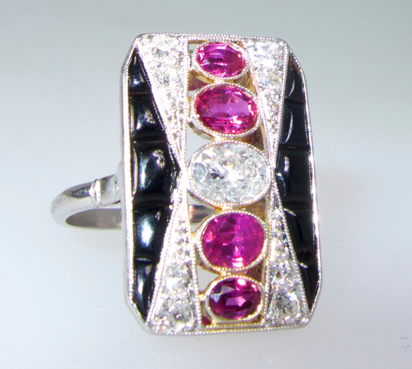Art Deco Diamond, Ruby and Onyx Ring, circa 1920 für Damen oder Herren