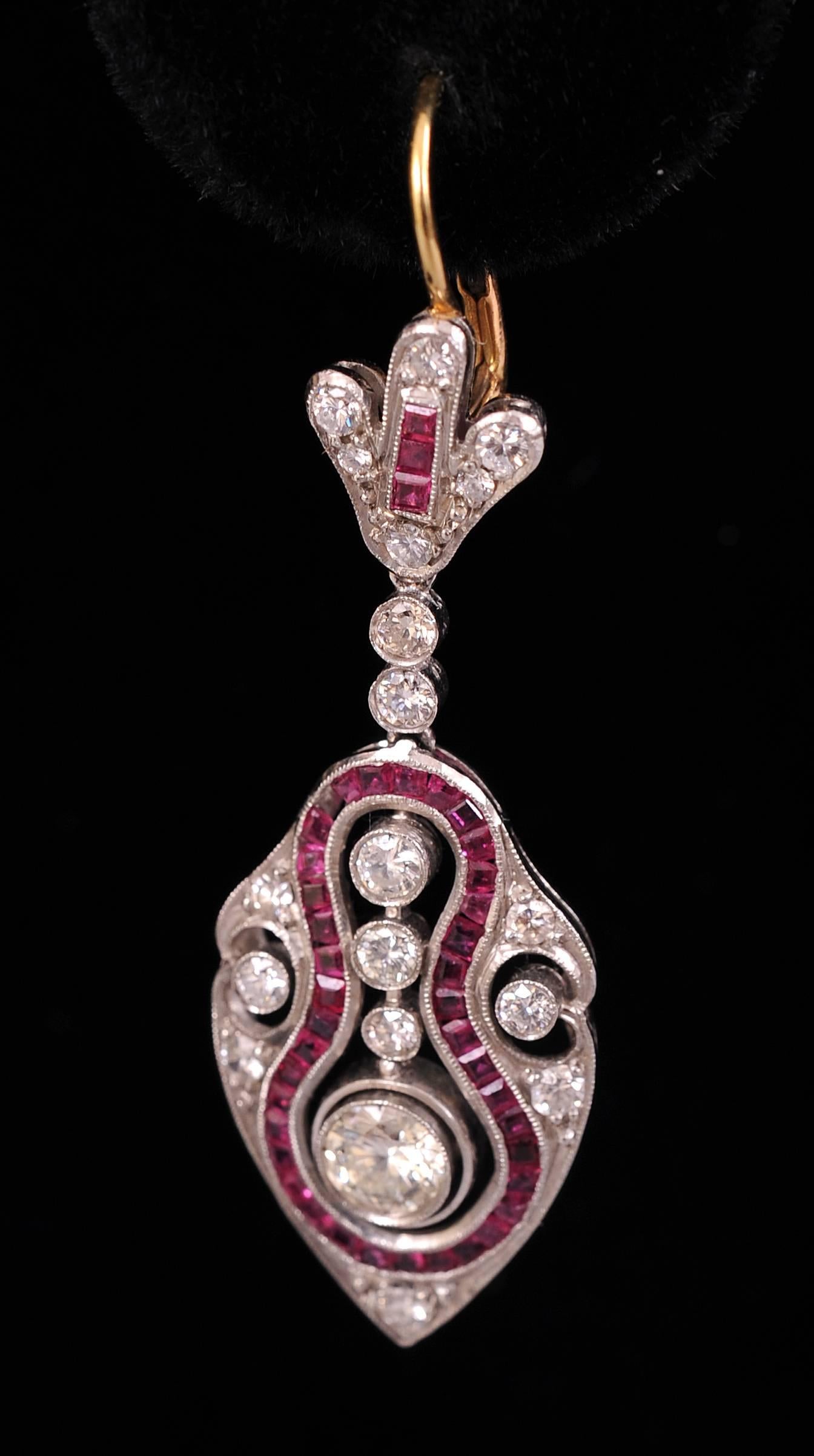 Old European Cut Art Deco Diamond Ruby and Platinum Drop Earrings Central Stone en Tremblant