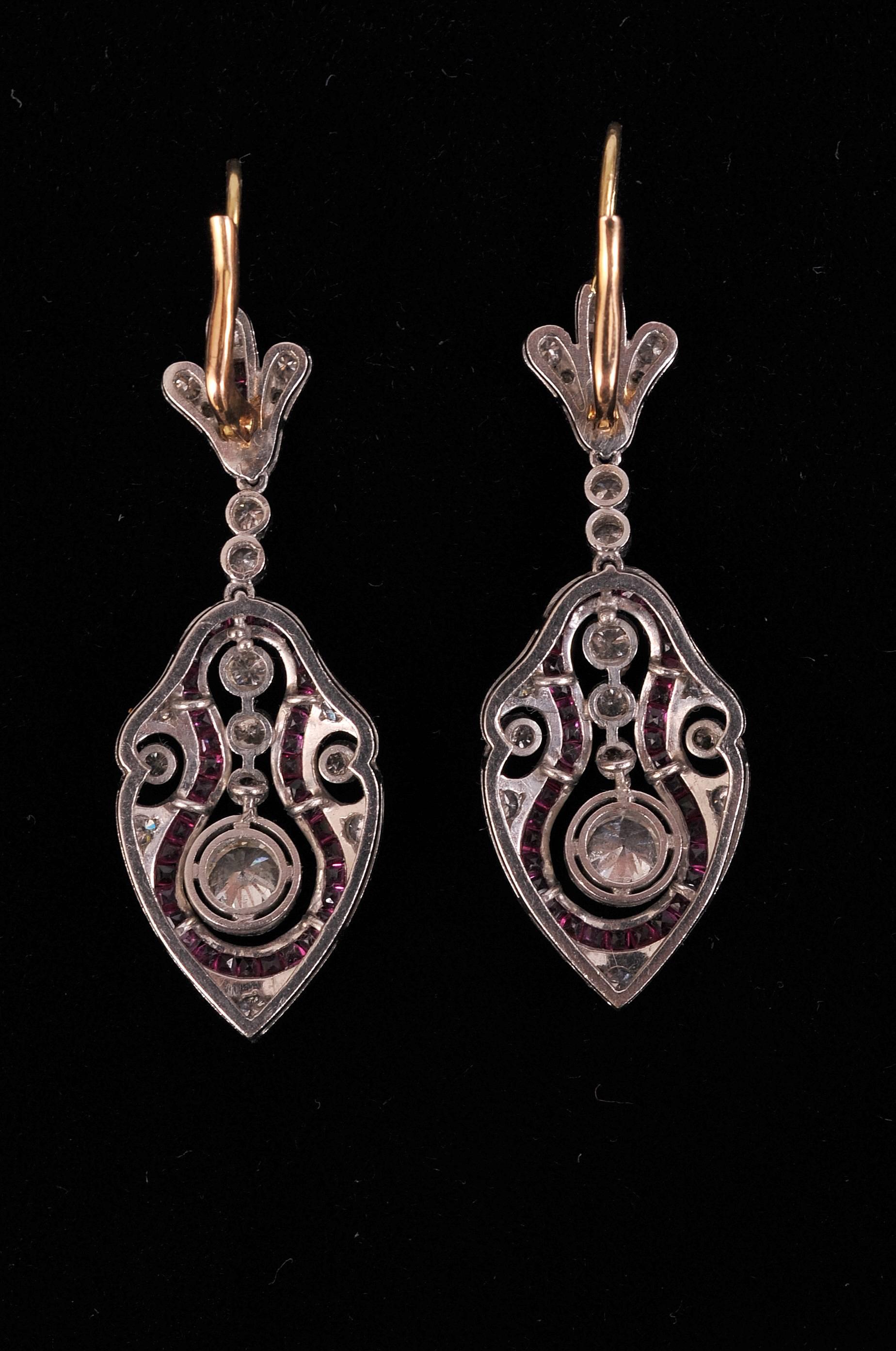 Art Deco Diamond Ruby and Platinum Drop Earrings Central Stone en Tremblant In Excellent Condition In New Hope, PA