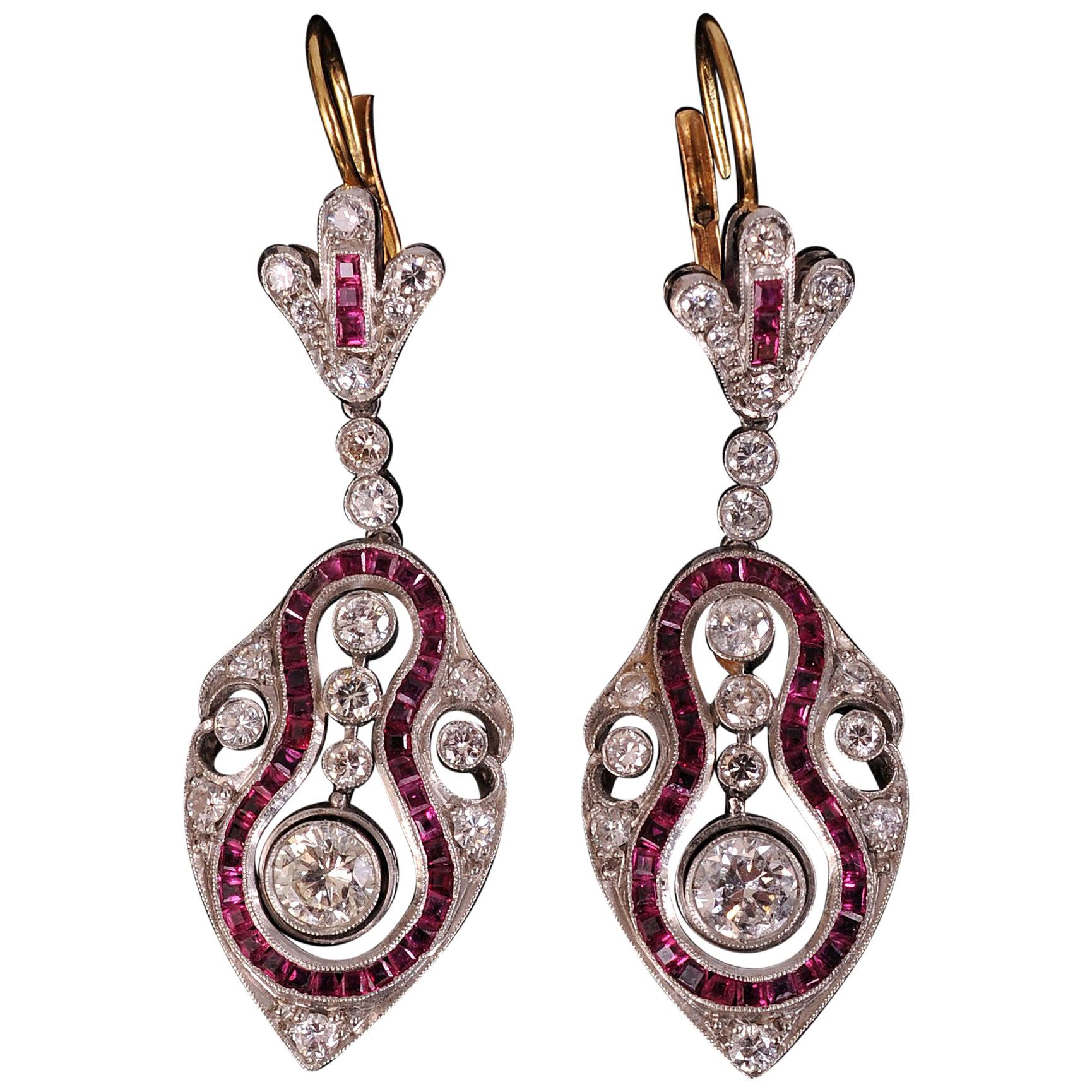 Art Deco Diamond Ruby and Platinum Drop Earrings Central Stone en Tremblant