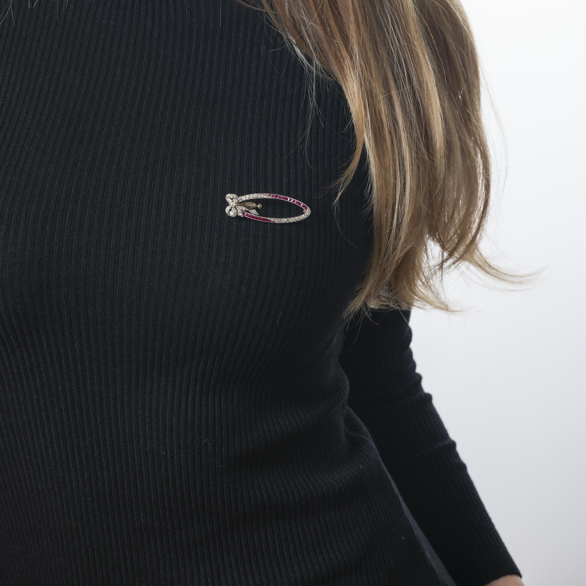 Art Deco diamond ruby platinum oval bow brooch In Good Condition For Sale In Beverly Hills, CA