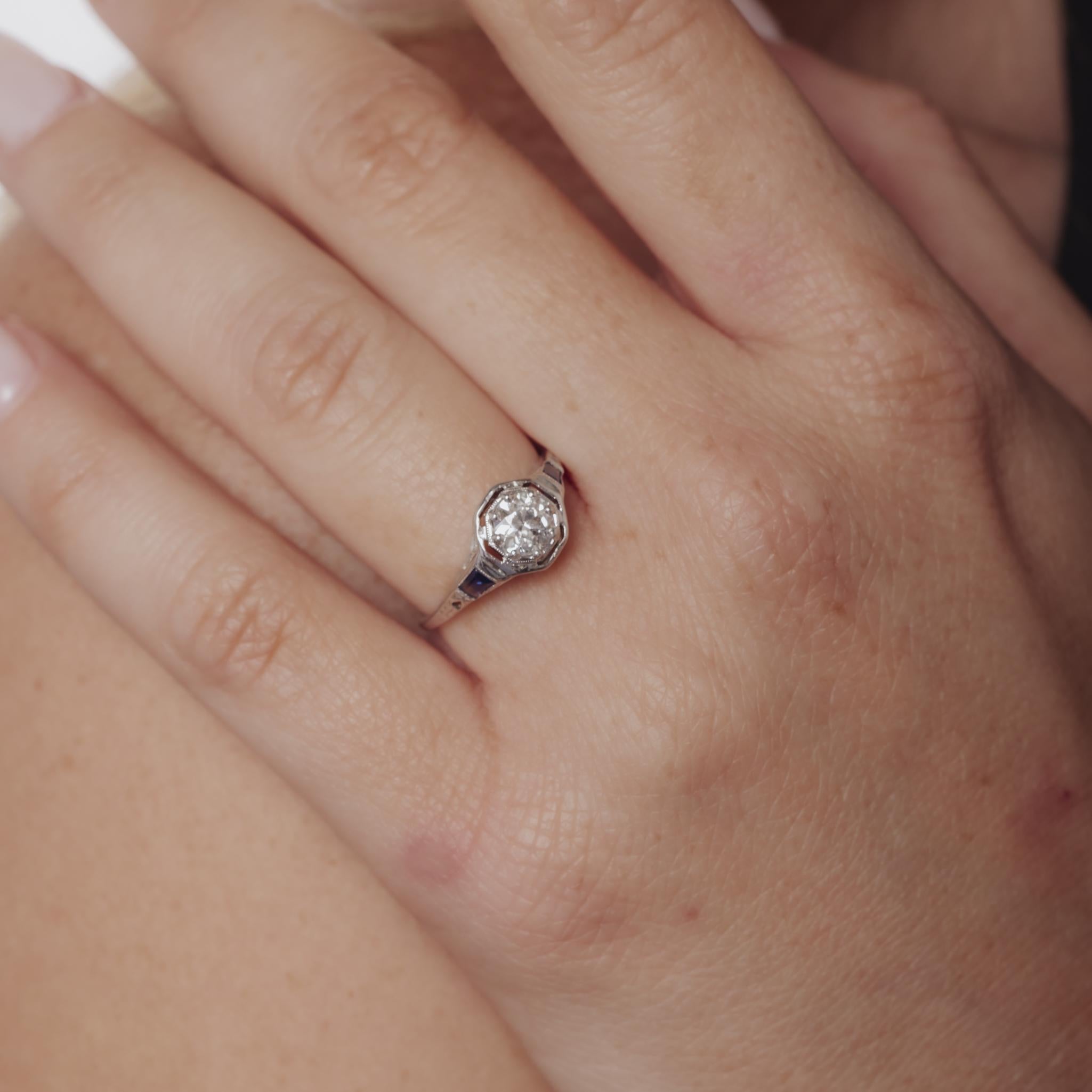 Donna Anello di fidanzamento Art Deco con diamante e zaffiro in oro bianco 18 carati in vendita