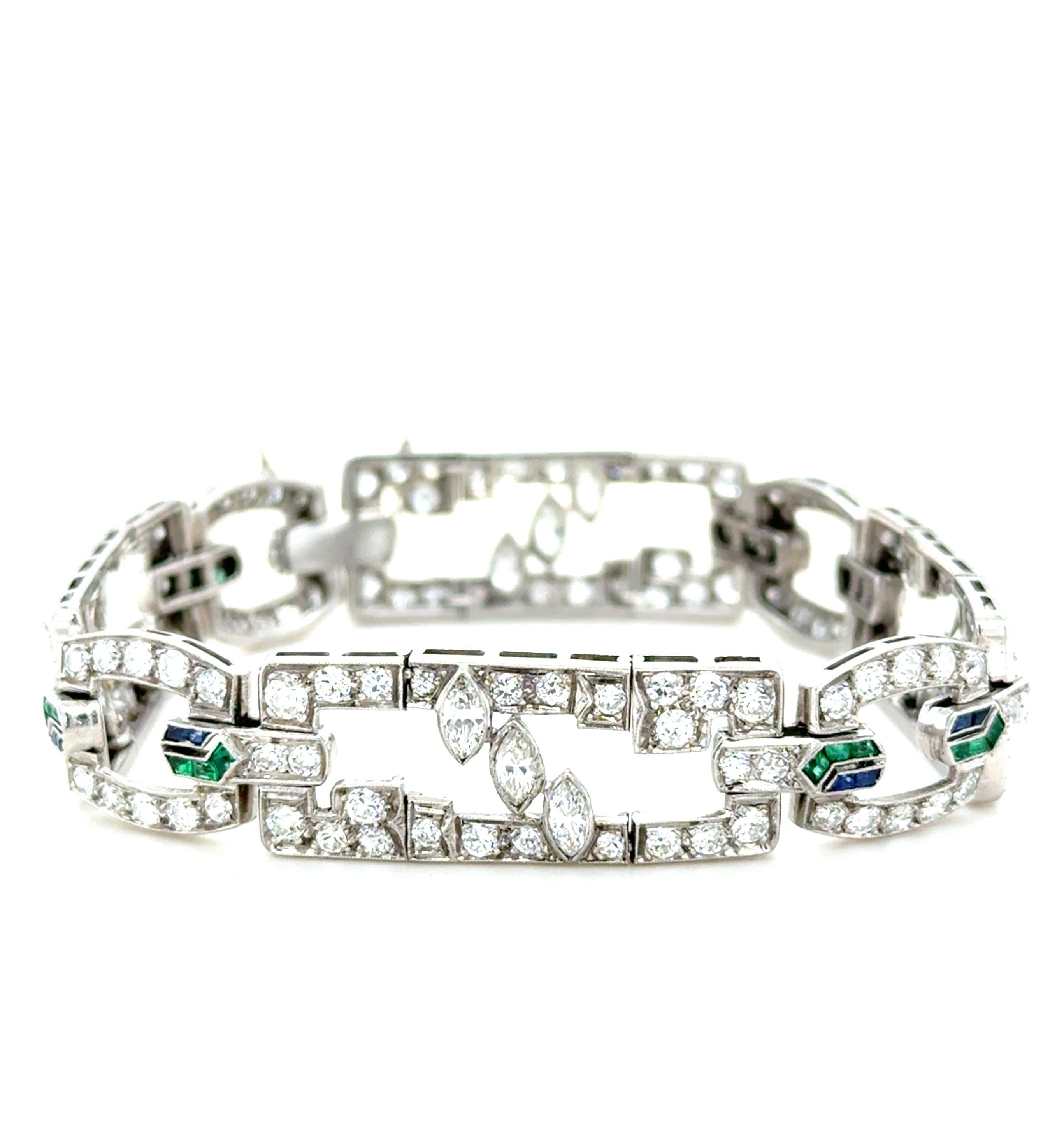 Esta exclusiva pulsera Art Déco contiene numerosos diamantes europeos antiguos, de transición y de talla marquesa, con un peso total aproximado de 8,00 quilates, con eslabones conectores decorados con zafiros y esmeraldas de talla brillante.