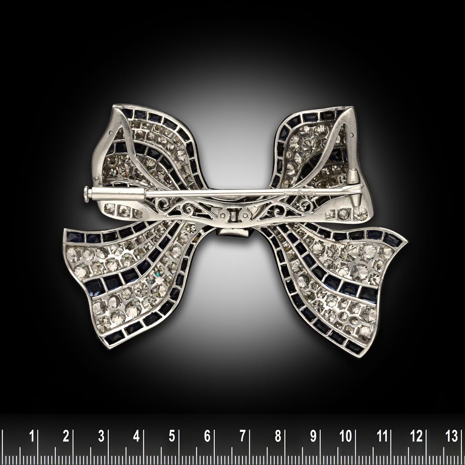 Art Deco Diamond & Sapphire Bow Brooch Circa 1920 In Good Condition For Sale In London, GB